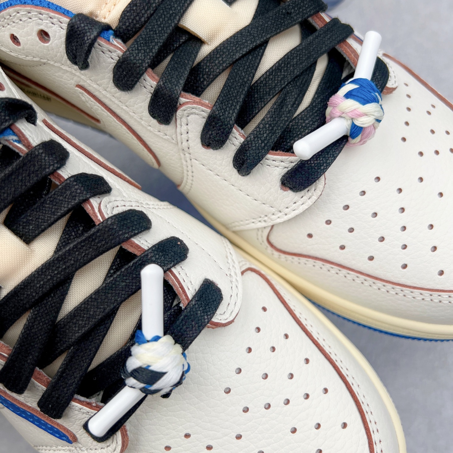 图片[12]-＃纯原 Travis Scott x Air Jordan AJ1 Low OG SP TS联名倒钩低帮 白蓝 DM7866-104 外贸高端零售特供批次 产品品控稳定性领先行业 各方面均可对飙L版 良心定价不杀猪 原厂全套原楦原纸板冲刀磨具开发 原厂皮料加持 原厂港宝加持定型后跟R度完美 同源原厂电绣 鬼脸飞翼针数密度立体效果一致 百分百一致原鞋 原厂拉帮工艺 针距密度一致 后跟弧度收口自然不对折 极致一眼正品既视感 进口玻璃冲刀皮料裁剪零毛边 全鞋电脑针车工艺 品控清洁度最高QC检验标准 免检产品 原厂订购鞋盒、鞋标、防尘纸、鞋撑、鞋带 追求极致的原厂味道 尺码：36 36.5 37.5 38 38.5 39 40 40.5 41 42 42.5 43 44 44.5 45 46 47.5 48.5-选品中心