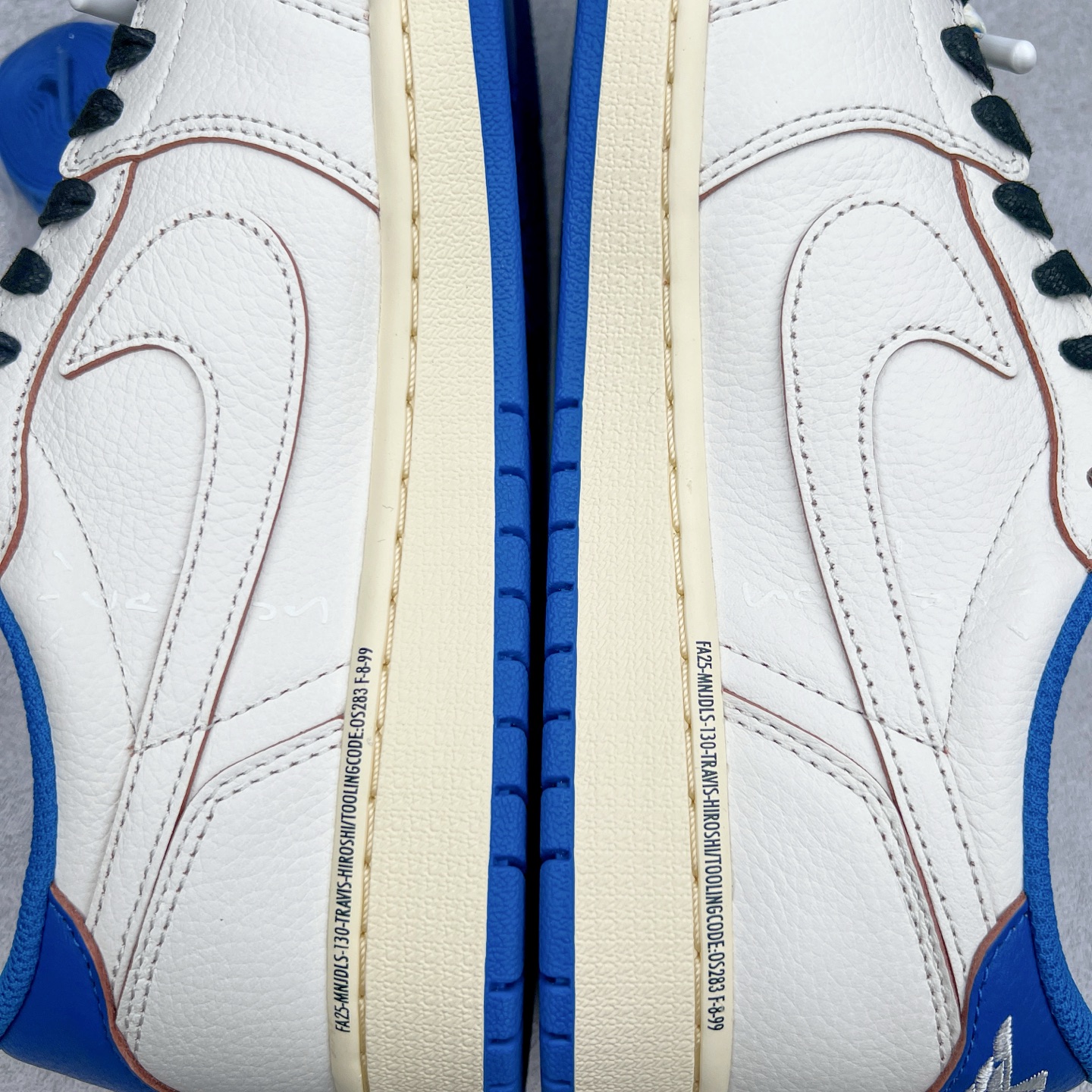 图片[11]-＃纯原 Travis Scott x Air Jordan AJ1 Low OG SP TS联名倒钩低帮 白蓝 DM7866-104 外贸高端零售特供批次 产品品控稳定性领先行业 各方面均可对飙L版 良心定价不杀猪 原厂全套原楦原纸板冲刀磨具开发 原厂皮料加持 原厂港宝加持定型后跟R度完美 同源原厂电绣 鬼脸飞翼针数密度立体效果一致 百分百一致原鞋 原厂拉帮工艺 针距密度一致 后跟弧度收口自然不对折 极致一眼正品既视感 进口玻璃冲刀皮料裁剪零毛边 全鞋电脑针车工艺 品控清洁度最高QC检验标准 免检产品 原厂订购鞋盒、鞋标、防尘纸、鞋撑、鞋带 追求极致的原厂味道 尺码：36 36.5 37.5 38 38.5 39 40 40.5 41 42 42.5 43 44 44.5 45 46 47.5 48.5-选品中心