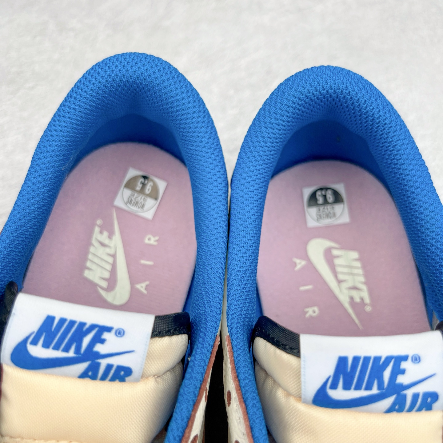 图片[15]-＃纯原 Travis Scott x Air Jordan AJ1 Low OG SP TS联名倒钩低帮 白蓝 DM7866-104 外贸高端零售特供批次 产品品控稳定性领先行业 各方面均可对飙L版 良心定价不杀猪 原厂全套原楦原纸板冲刀磨具开发 原厂皮料加持 原厂港宝加持定型后跟R度完美 同源原厂电绣 鬼脸飞翼针数密度立体效果一致 百分百一致原鞋 原厂拉帮工艺 针距密度一致 后跟弧度收口自然不对折 极致一眼正品既视感 进口玻璃冲刀皮料裁剪零毛边 全鞋电脑针车工艺 品控清洁度最高QC检验标准 免检产品 原厂订购鞋盒、鞋标、防尘纸、鞋撑、鞋带 追求极致的原厂味道 尺码：36 36.5 37.5 38 38.5 39 40 40.5 41 42 42.5 43 44 44.5 45 46 47.5 48.5-选品中心