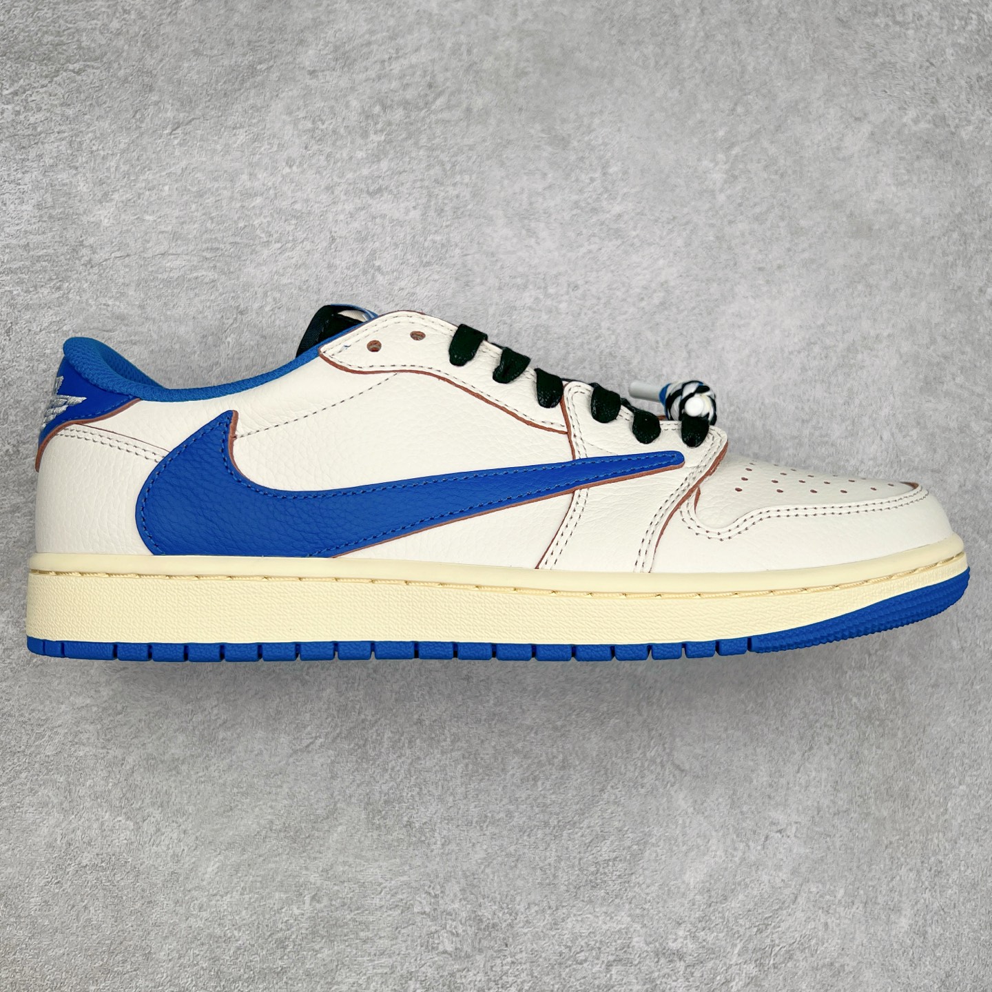 ＃纯原 Travis Scott x Air Jordan AJ1 Low OG SP TS联名倒钩低帮 白蓝 DM7866-104 外贸高端零售特供批次 产品品控稳定性领先行业 各方面均可对飙L版 良心定价不杀猪 原厂全套原楦原纸板冲刀磨具开发 原厂皮料加持 原厂港宝加持定型后跟R度完美 同源原厂电绣 鬼脸飞翼针数密度立体效果一致 百分百一致原鞋 原厂拉帮工艺 针距密度一致 后跟弧度收口自然不对折 极致一眼正品既视感 进口玻璃冲刀皮料裁剪零毛边 全鞋电脑针车工艺 品控清洁度最高QC检验标准 免检产品 原厂订购鞋盒、鞋标、防尘纸、鞋撑、鞋带 追求极致的原厂味道 尺码：36 36.5 37.5 38 38.5 39 40 40.5 41 42 42.5 43 44 44.5 45 46 47.5 48.5-选品中心