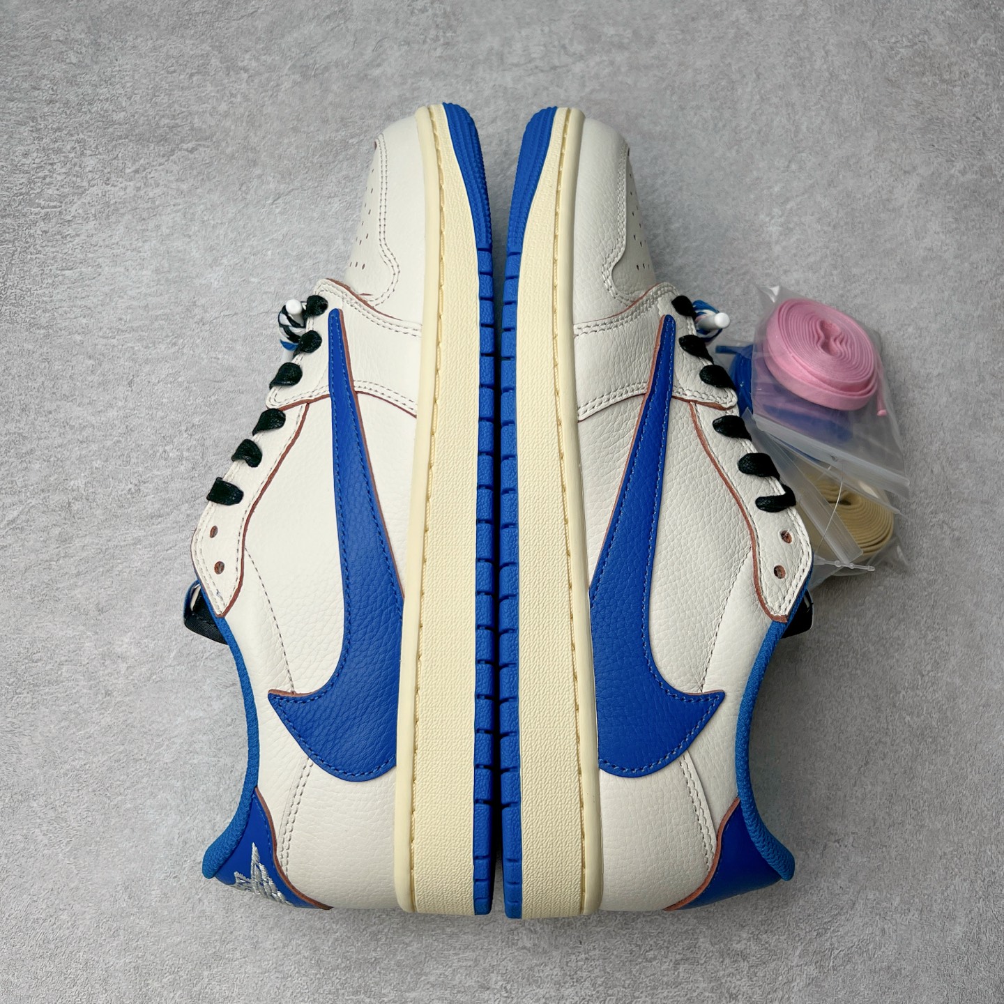 图片[4]-＃纯原 Travis Scott x Air Jordan AJ1 Low OG SP TS联名倒钩低帮 白蓝 DM7866-104 外贸高端零售特供批次 产品品控稳定性领先行业 各方面均可对飙L版 良心定价不杀猪 原厂全套原楦原纸板冲刀磨具开发 原厂皮料加持 原厂港宝加持定型后跟R度完美 同源原厂电绣 鬼脸飞翼针数密度立体效果一致 百分百一致原鞋 原厂拉帮工艺 针距密度一致 后跟弧度收口自然不对折 极致一眼正品既视感 进口玻璃冲刀皮料裁剪零毛边 全鞋电脑针车工艺 品控清洁度最高QC检验标准 免检产品 原厂订购鞋盒、鞋标、防尘纸、鞋撑、鞋带 追求极致的原厂味道 尺码：36 36.5 37.5 38 38.5 39 40 40.5 41 42 42.5 43 44 44.5 45 46 47.5 48.5-选品中心