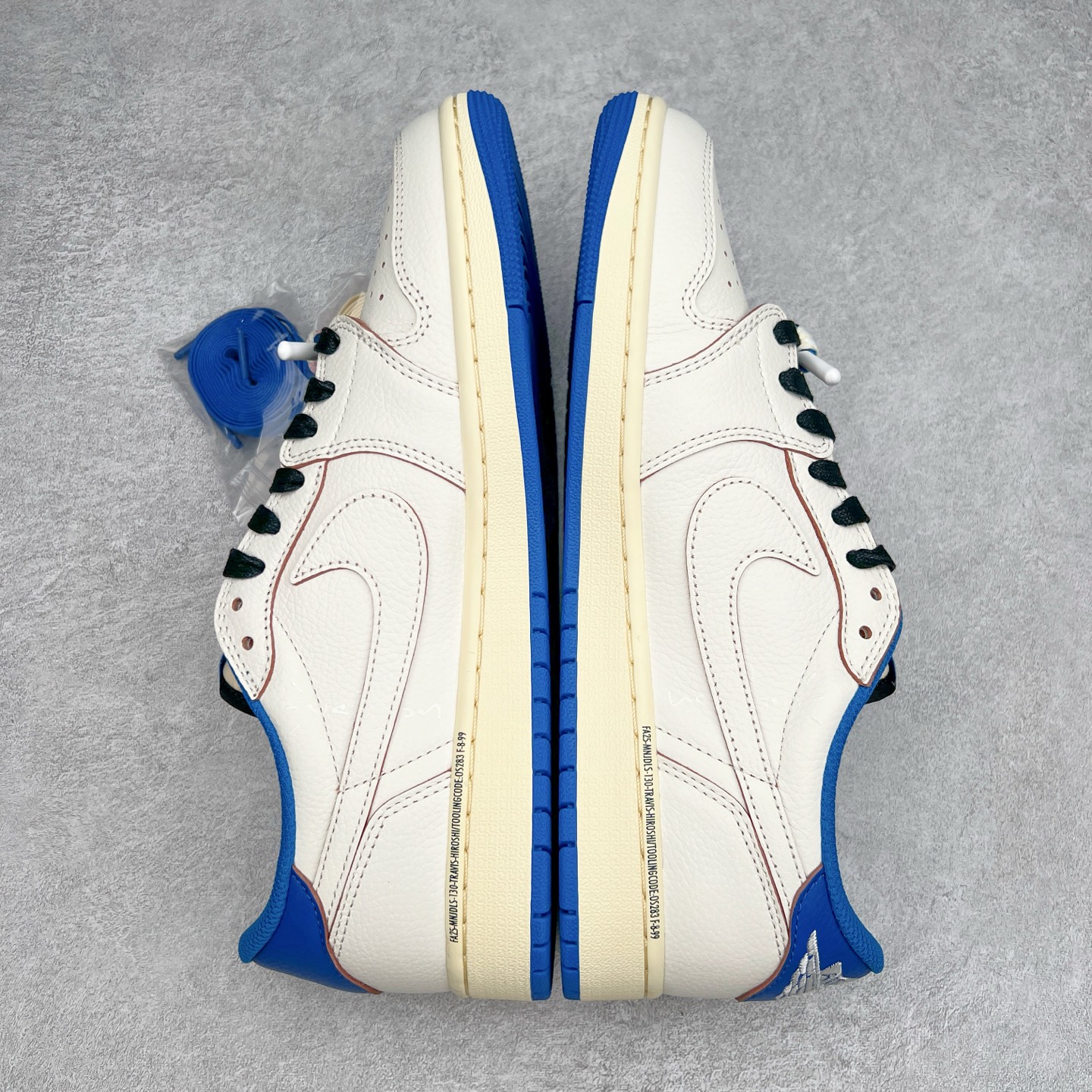 图片[5]-＃纯原 Travis Scott x Air Jordan AJ1 Low OG SP TS联名倒钩低帮 白蓝 DM7866-104 外贸高端零售特供批次 产品品控稳定性领先行业 各方面均可对飙L版 良心定价不杀猪 原厂全套原楦原纸板冲刀磨具开发 原厂皮料加持 原厂港宝加持定型后跟R度完美 同源原厂电绣 鬼脸飞翼针数密度立体效果一致 百分百一致原鞋 原厂拉帮工艺 针距密度一致 后跟弧度收口自然不对折 极致一眼正品既视感 进口玻璃冲刀皮料裁剪零毛边 全鞋电脑针车工艺 品控清洁度最高QC检验标准 免检产品 原厂订购鞋盒、鞋标、防尘纸、鞋撑、鞋带 追求极致的原厂味道 尺码：36 36.5 37.5 38 38.5 39 40 40.5 41 42 42.5 43 44 44.5 45 46 47.5 48.5-选品中心