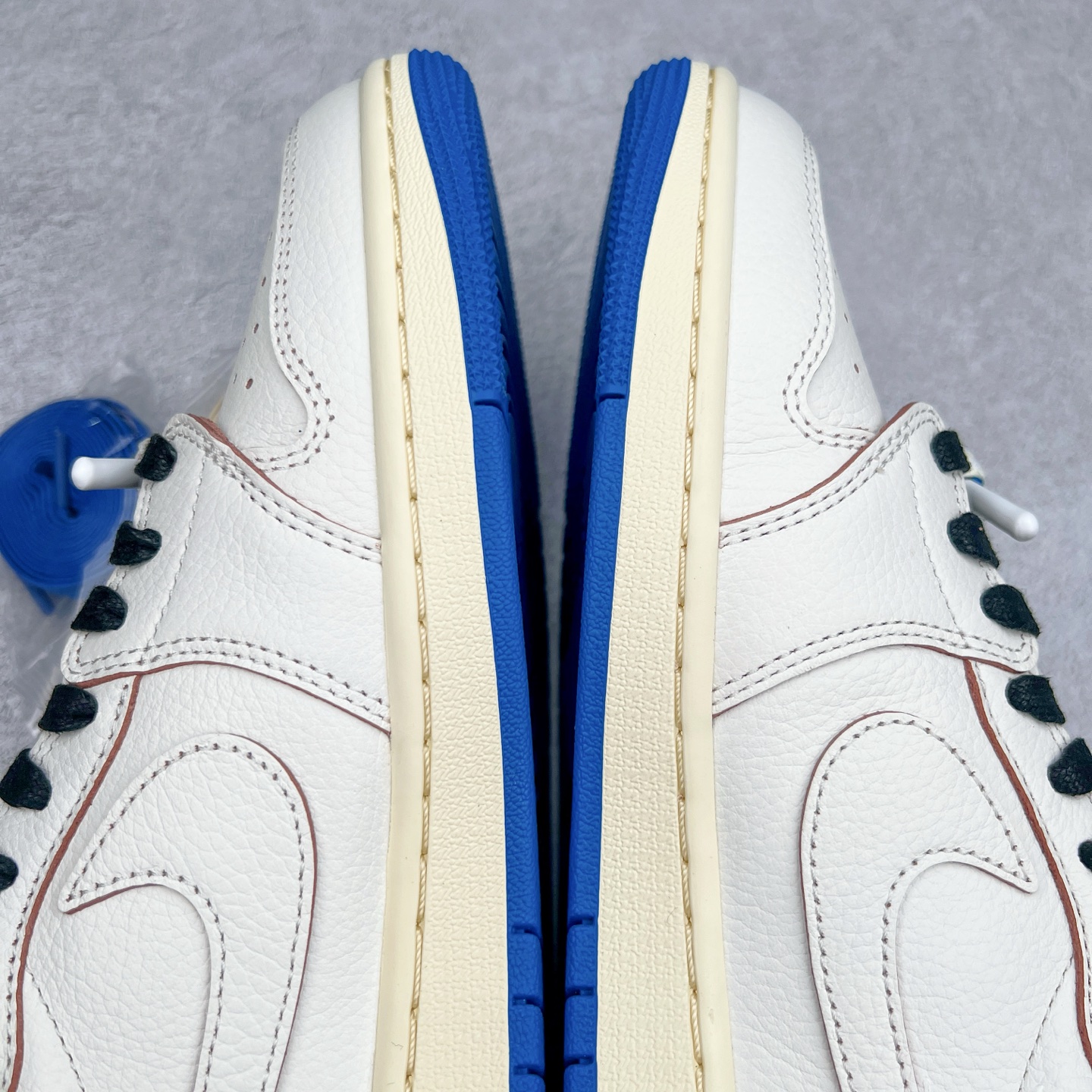 图片[10]-＃纯原 Travis Scott x Air Jordan AJ1 Low OG SP TS联名倒钩低帮 白蓝 DM7866-104 外贸高端零售特供批次 产品品控稳定性领先行业 各方面均可对飙L版 良心定价不杀猪 原厂全套原楦原纸板冲刀磨具开发 原厂皮料加持 原厂港宝加持定型后跟R度完美 同源原厂电绣 鬼脸飞翼针数密度立体效果一致 百分百一致原鞋 原厂拉帮工艺 针距密度一致 后跟弧度收口自然不对折 极致一眼正品既视感 进口玻璃冲刀皮料裁剪零毛边 全鞋电脑针车工艺 品控清洁度最高QC检验标准 免检产品 原厂订购鞋盒、鞋标、防尘纸、鞋撑、鞋带 追求极致的原厂味道 尺码：36 36.5 37.5 38 38.5 39 40 40.5 41 42 42.5 43 44 44.5 45 46 47.5 48.5-选品中心