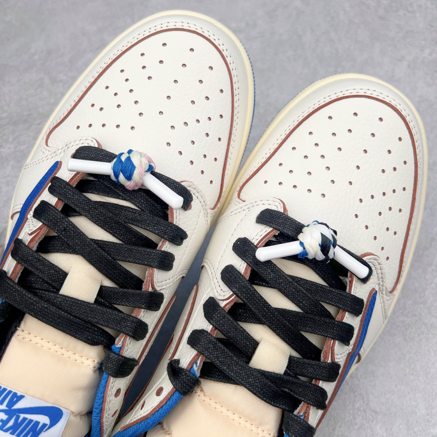 图片[6]-＃纯原 Travis Scott x Air Jordan AJ1 Low OG SP TS联名倒钩低帮 白蓝 DM7866-104 外贸高端零售特供批次 产品品控稳定性领先行业 各方面均可对飙L版 良心定价不杀猪 原厂全套原楦原纸板冲刀磨具开发 原厂皮料加持 原厂港宝加持定型后跟R度完美 同源原厂电绣 鬼脸飞翼针数密度立体效果一致 百分百一致原鞋 原厂拉帮工艺 针距密度一致 后跟弧度收口自然不对折 极致一眼正品既视感 进口玻璃冲刀皮料裁剪零毛边 全鞋电脑针车工艺 品控清洁度最高QC检验标准 免检产品 原厂订购鞋盒、鞋标、防尘纸、鞋撑、鞋带 追求极致的原厂味道 尺码：36 36.5 37.5 38 38.5 39 40 40.5 41 42 42.5 43 44 44.5 45 46 47.5 48.5-选品中心
