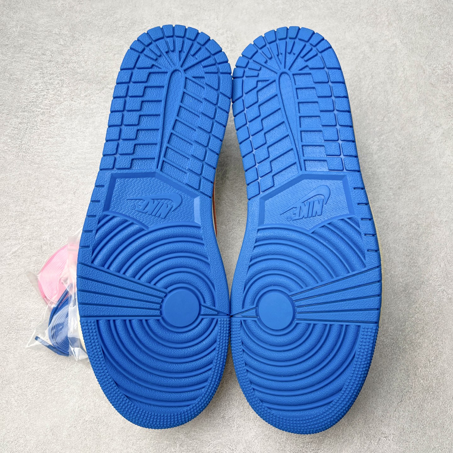 图片[9]-＃纯原 Travis Scott x Air Jordan AJ1 Low OG SP TS联名倒钩低帮 白蓝 DM7866-104 外贸高端零售特供批次 产品品控稳定性领先行业 各方面均可对飙L版 良心定价不杀猪 原厂全套原楦原纸板冲刀磨具开发 原厂皮料加持 原厂港宝加持定型后跟R度完美 同源原厂电绣 鬼脸飞翼针数密度立体效果一致 百分百一致原鞋 原厂拉帮工艺 针距密度一致 后跟弧度收口自然不对折 极致一眼正品既视感 进口玻璃冲刀皮料裁剪零毛边 全鞋电脑针车工艺 品控清洁度最高QC检验标准 免检产品 原厂订购鞋盒、鞋标、防尘纸、鞋撑、鞋带 追求极致的原厂味道 尺码：36 36.5 37.5 38 38.5 39 40 40.5 41 42 42.5 43 44 44.5 45 46 47.5 48.5-选品中心