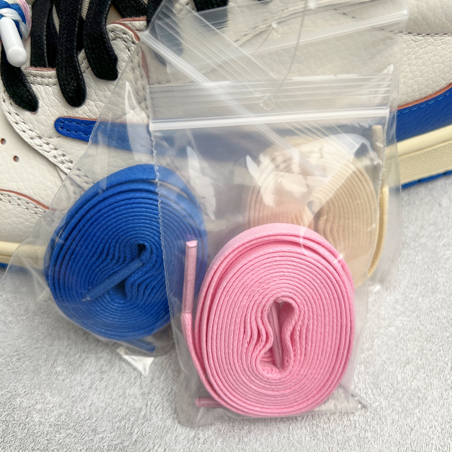 图片[13]-＃纯原 Travis Scott x Air Jordan AJ1 Low OG SP TS联名倒钩低帮 白蓝 DM7866-104 外贸高端零售特供批次 产品品控稳定性领先行业 各方面均可对飙L版 良心定价不杀猪 原厂全套原楦原纸板冲刀磨具开发 原厂皮料加持 原厂港宝加持定型后跟R度完美 同源原厂电绣 鬼脸飞翼针数密度立体效果一致 百分百一致原鞋 原厂拉帮工艺 针距密度一致 后跟弧度收口自然不对折 极致一眼正品既视感 进口玻璃冲刀皮料裁剪零毛边 全鞋电脑针车工艺 品控清洁度最高QC检验标准 免检产品 原厂订购鞋盒、鞋标、防尘纸、鞋撑、鞋带 追求极致的原厂味道 尺码：36 36.5 37.5 38 38.5 39 40 40.5 41 42 42.5 43 44 44.5 45 46 47.5 48.5-选品中心