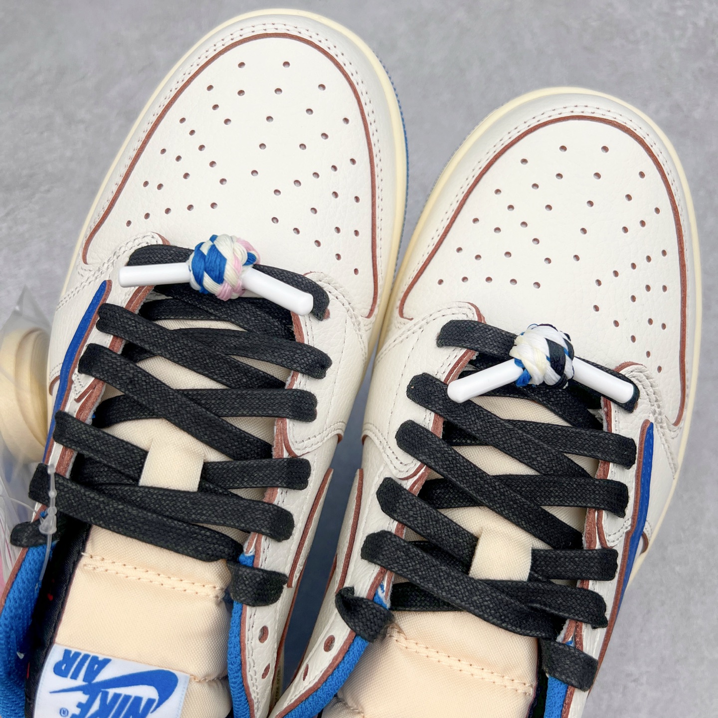 图片[14]-＃纯原 Travis Scott x Air Jordan AJ1 Low OG SP TS联名倒钩低帮 白蓝 DM7866-104 外贸高端零售特供批次 产品品控稳定性领先行业 各方面均可对飙L版 良心定价不杀猪 原厂全套原楦原纸板冲刀磨具开发 原厂皮料加持 原厂港宝加持定型后跟R度完美 同源原厂电绣 鬼脸飞翼针数密度立体效果一致 百分百一致原鞋 原厂拉帮工艺 针距密度一致 后跟弧度收口自然不对折 极致一眼正品既视感 进口玻璃冲刀皮料裁剪零毛边 全鞋电脑针车工艺 品控清洁度最高QC检验标准 免检产品 原厂订购鞋盒、鞋标、防尘纸、鞋撑、鞋带 追求极致的原厂味道 尺码：36 36.5 37.5 38 38.5 39 40 40.5 41 42 42.5 43 44 44.5 45 46 47.5 48.5-选品中心