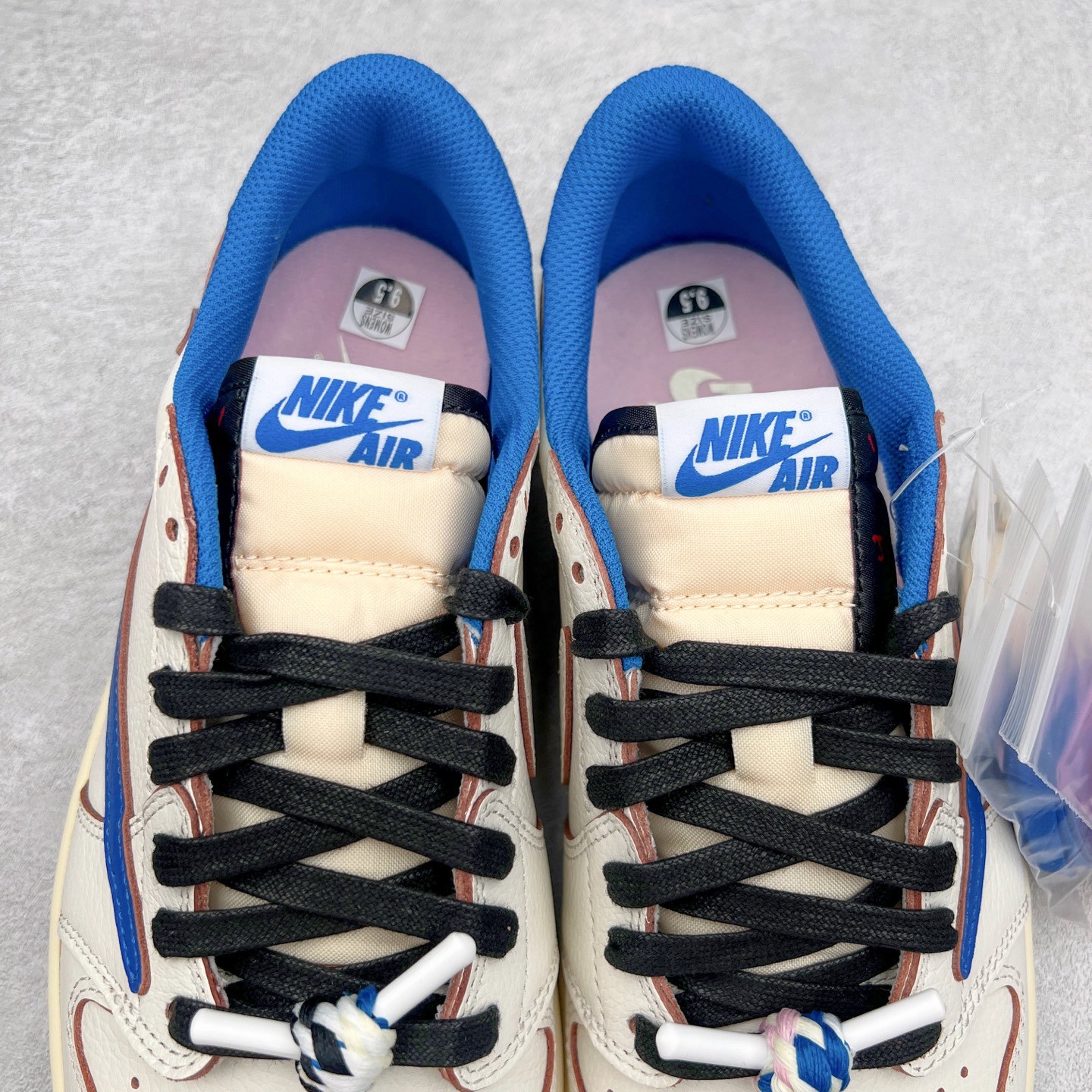 图片[7]-＃纯原 Travis Scott x Air Jordan AJ1 Low OG SP TS联名倒钩低帮 白蓝 DM7866-104 外贸高端零售特供批次 产品品控稳定性领先行业 各方面均可对飙L版 良心定价不杀猪 原厂全套原楦原纸板冲刀磨具开发 原厂皮料加持 原厂港宝加持定型后跟R度完美 同源原厂电绣 鬼脸飞翼针数密度立体效果一致 百分百一致原鞋 原厂拉帮工艺 针距密度一致 后跟弧度收口自然不对折 极致一眼正品既视感 进口玻璃冲刀皮料裁剪零毛边 全鞋电脑针车工艺 品控清洁度最高QC检验标准 免检产品 原厂订购鞋盒、鞋标、防尘纸、鞋撑、鞋带 追求极致的原厂味道 尺码：36 36.5 37.5 38 38.5 39 40 40.5 41 42 42.5 43 44 44.5 45 46 47.5 48.5-选品中心