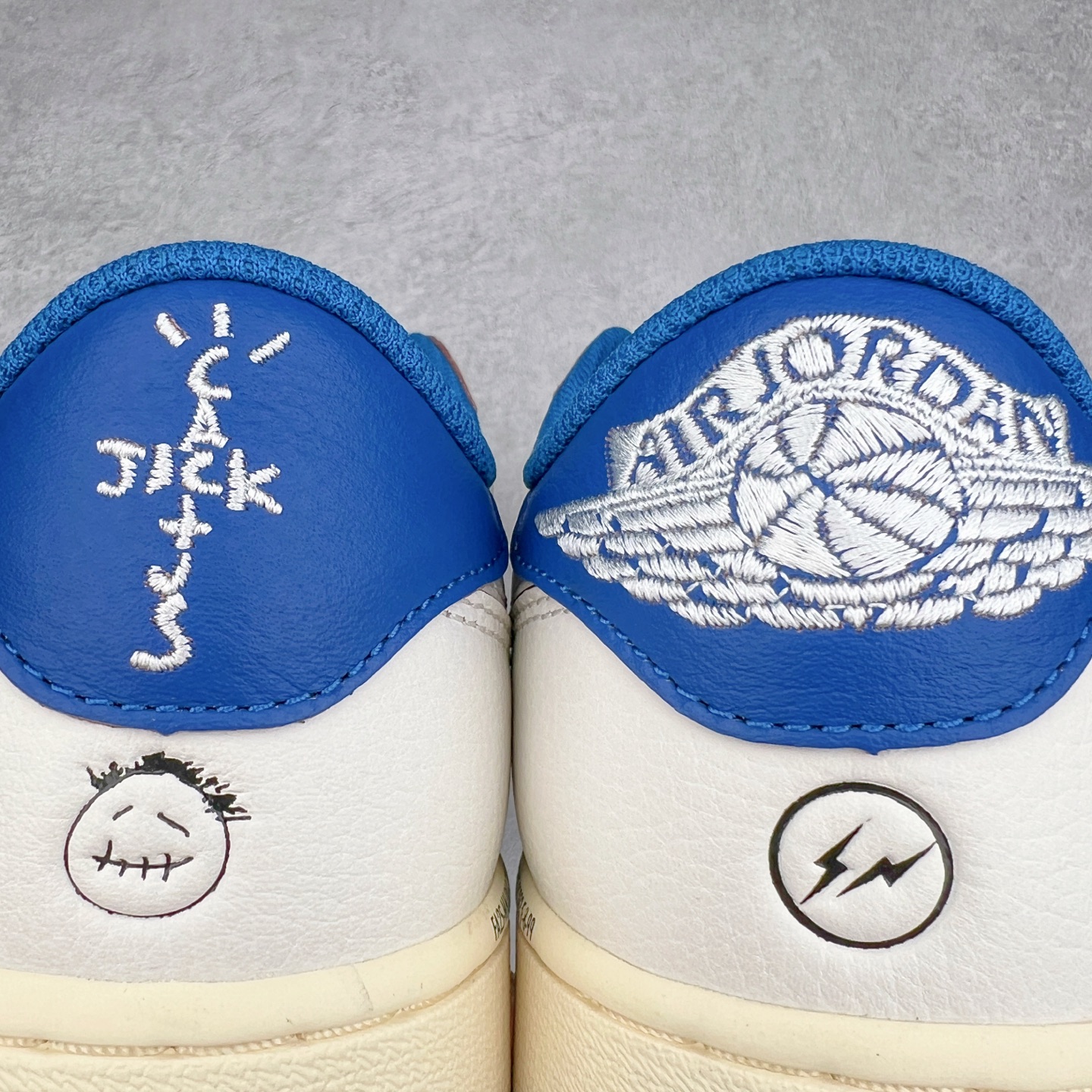 图片[17]-＃纯原 Travis Scott x Air Jordan AJ1 Low OG SP TS联名倒钩低帮 白蓝 DM7866-104 外贸高端零售特供批次 产品品控稳定性领先行业 各方面均可对飙L版 良心定价不杀猪 原厂全套原楦原纸板冲刀磨具开发 原厂皮料加持 原厂港宝加持定型后跟R度完美 同源原厂电绣 鬼脸飞翼针数密度立体效果一致 百分百一致原鞋 原厂拉帮工艺 针距密度一致 后跟弧度收口自然不对折 极致一眼正品既视感 进口玻璃冲刀皮料裁剪零毛边 全鞋电脑针车工艺 品控清洁度最高QC检验标准 免检产品 原厂订购鞋盒、鞋标、防尘纸、鞋撑、鞋带 追求极致的原厂味道 尺码：36 36.5 37.5 38 38.5 39 40 40.5 41 42 42.5 43 44 44.5 45 46 47.5 48.5-选品中心