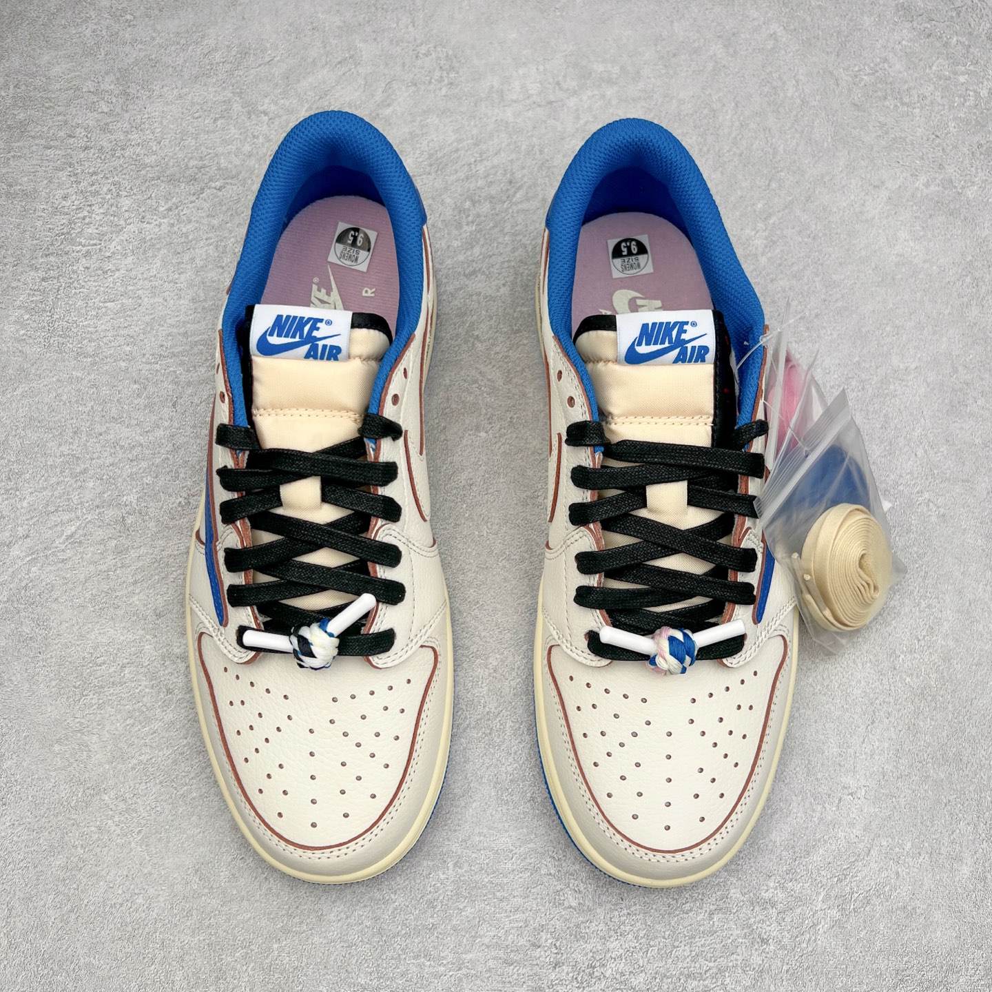 图片[2]-＃纯原 Travis Scott x Air Jordan AJ1 Low OG SP TS联名倒钩低帮 白蓝 DM7866-104 外贸高端零售特供批次 产品品控稳定性领先行业 各方面均可对飙L版 良心定价不杀猪 原厂全套原楦原纸板冲刀磨具开发 原厂皮料加持 原厂港宝加持定型后跟R度完美 同源原厂电绣 鬼脸飞翼针数密度立体效果一致 百分百一致原鞋 原厂拉帮工艺 针距密度一致 后跟弧度收口自然不对折 极致一眼正品既视感 进口玻璃冲刀皮料裁剪零毛边 全鞋电脑针车工艺 品控清洁度最高QC检验标准 免检产品 原厂订购鞋盒、鞋标、防尘纸、鞋撑、鞋带 追求极致的原厂味道 尺码：36 36.5 37.5 38 38.5 39 40 40.5 41 42 42.5 43 44 44.5 45 46 47.5 48.5-选品中心