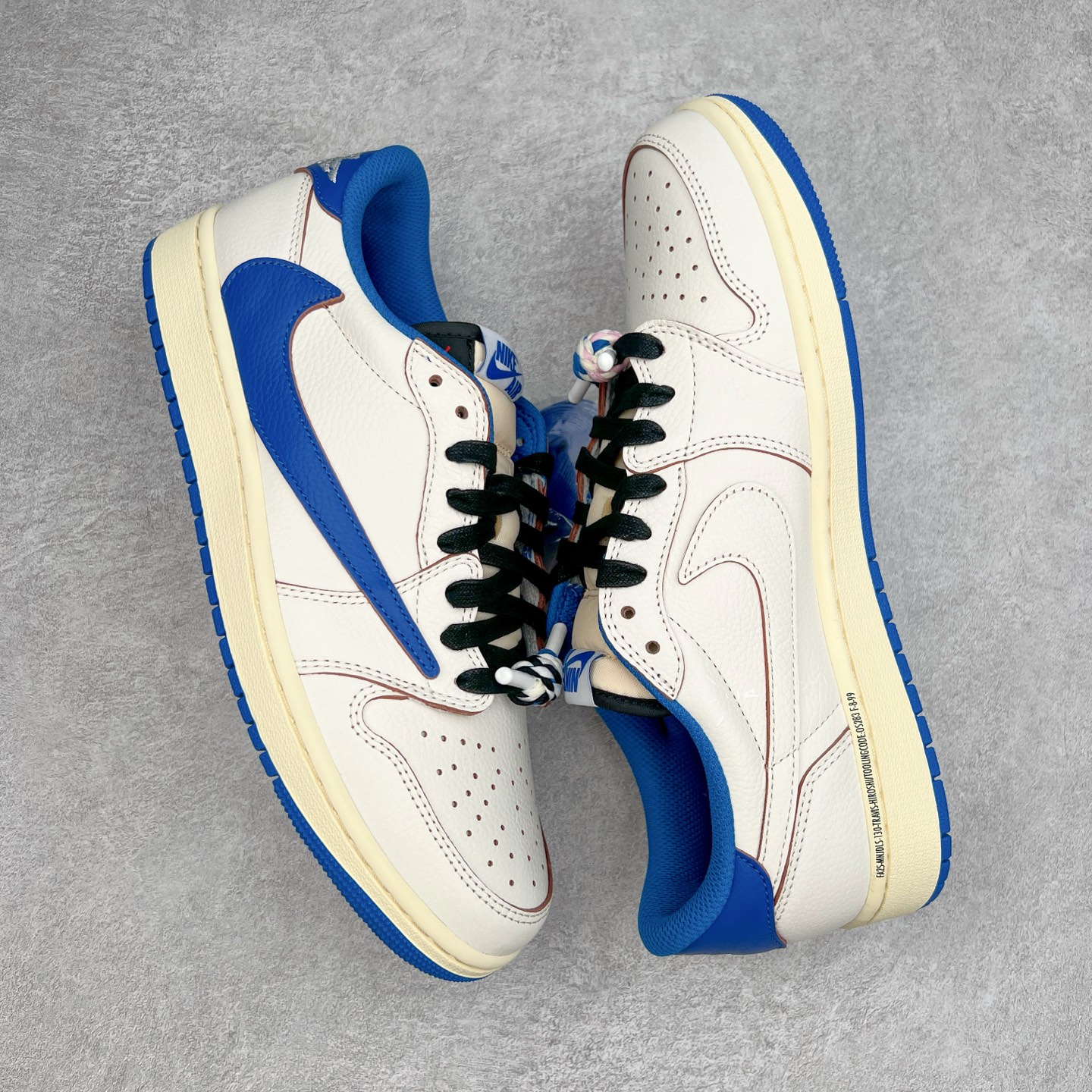 图片[3]-＃纯原 Travis Scott x Air Jordan AJ1 Low OG SP TS联名倒钩低帮 白蓝 DM7866-104 外贸高端零售特供批次 产品品控稳定性领先行业 各方面均可对飙L版 良心定价不杀猪 原厂全套原楦原纸板冲刀磨具开发 原厂皮料加持 原厂港宝加持定型后跟R度完美 同源原厂电绣 鬼脸飞翼针数密度立体效果一致 百分百一致原鞋 原厂拉帮工艺 针距密度一致 后跟弧度收口自然不对折 极致一眼正品既视感 进口玻璃冲刀皮料裁剪零毛边 全鞋电脑针车工艺 品控清洁度最高QC检验标准 免检产品 原厂订购鞋盒、鞋标、防尘纸、鞋撑、鞋带 追求极致的原厂味道 尺码：36 36.5 37.5 38 38.5 39 40 40.5 41 42 42.5 43 44 44.5 45 46 47.5 48.5-选品中心