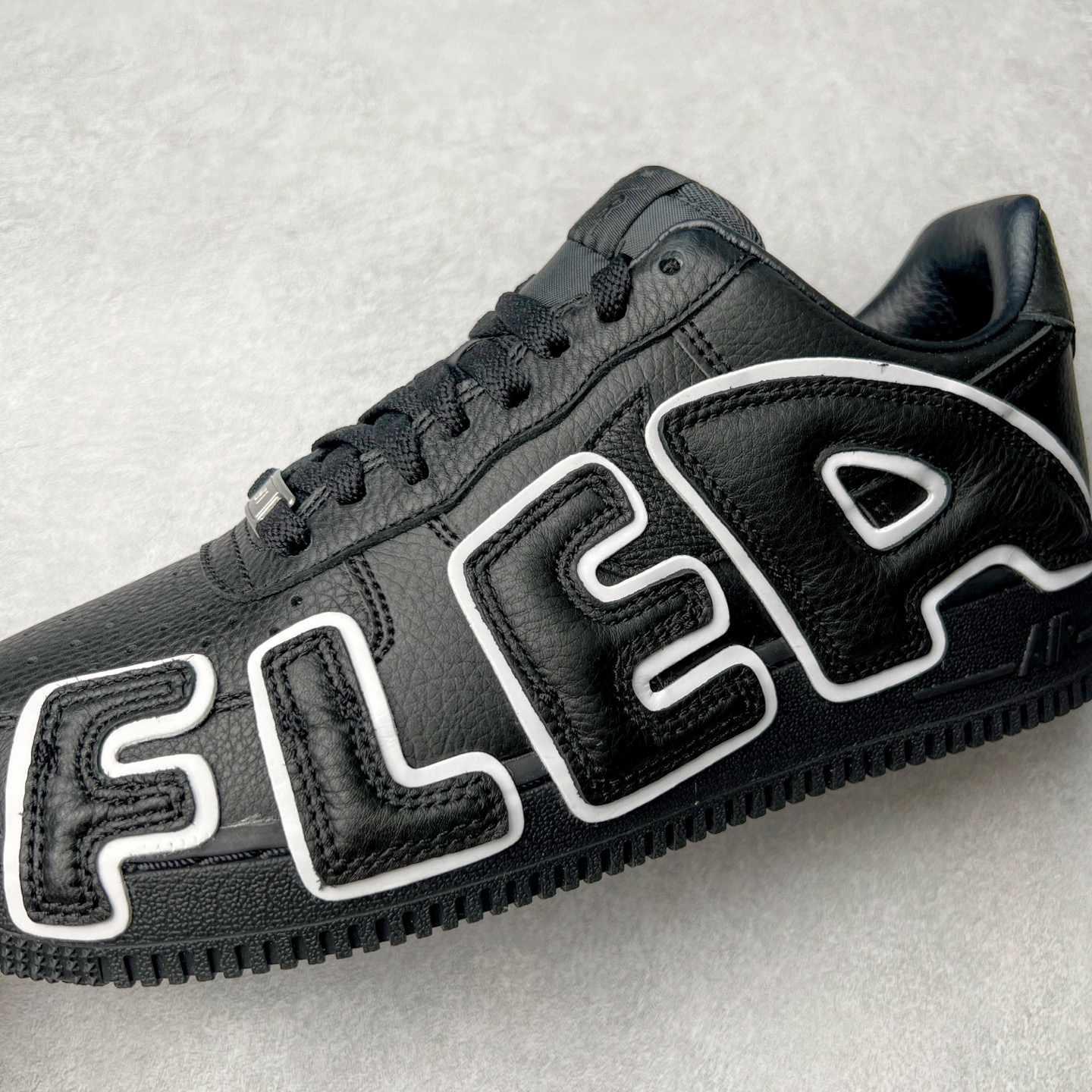 图片[22]-＃纯原 CPFM x NK Air Force 1 07 Low 空军一号系列低帮经典百搭休闲运动板鞋 联名放大补丁字母 HJ8463-001 在鞋面设计中加入的类似 Patch 补丁品牌标志图案，分别出现在鞋内外侧——黑色款的内侧是没有补丁图案的。在鞋后跟位置中，白色款的补丁图案出现在左脚——黑色款依旧没有补丁图案。另一方面，鞋面中的反光设计可以看做是亮点。鞋垫依旧以品牌标志性的彩色设计出现。尺码：36 36.5 37.5 38 38.5 39 40 40.5 41 42 42.5 43 44 44.5 45 46 47.5-选品中心