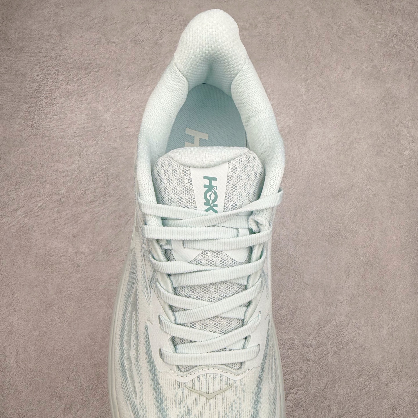 图片[5]-HOKA ONE ONE Clifton 克里夫顿10代专业性能减震公路跑步鞋 轻盈透气的针织网面和纱线的使用让鞋面更挺拔 增强鞋面的强度和支撑性能 搭配柔软的鞋舌 让双脚在舒适包裹中跑的更加畅快 全新泡棉中底 柔软的同时增强回弹性能 为不同跑者提供更平稳流畅的脚感 带来全面的缓冲保护 根据人体工程学设计的延长拉襟 后跟处弹软的海绵填充舒适固定 避免掉跟和摩擦 相比上一代光滑的内衬 Clifton 的内衬增强了摩擦力 避免双脚在鞋内滑动 尺码：36 36.5 37.5 38 38.5 39 40 40.5 41 42 42.5 43 44 44.5 45-选品中心