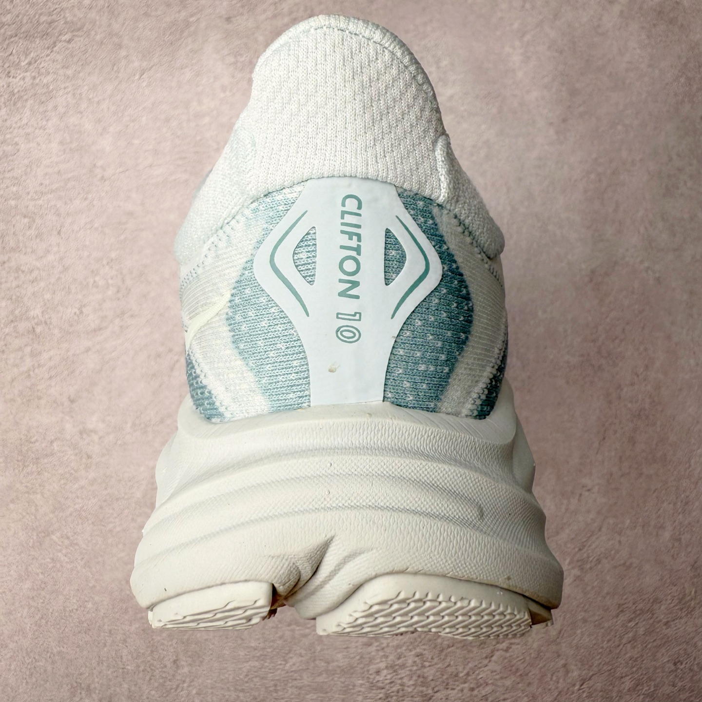 图片[8]-HOKA ONE ONE Clifton 克里夫顿10代专业性能减震公路跑步鞋 轻盈透气的针织网面和纱线的使用让鞋面更挺拔 增强鞋面的强度和支撑性能 搭配柔软的鞋舌 让双脚在舒适包裹中跑的更加畅快 全新泡棉中底 柔软的同时增强回弹性能 为不同跑者提供更平稳流畅的脚感 带来全面的缓冲保护 根据人体工程学设计的延长拉襟 后跟处弹软的海绵填充舒适固定 避免掉跟和摩擦 相比上一代光滑的内衬 Clifton 的内衬增强了摩擦力 避免双脚在鞋内滑动 尺码：36 36.5 37.5 38 38.5 39 40 40.5 41 42 42.5 43 44 44.5 45-选品中心