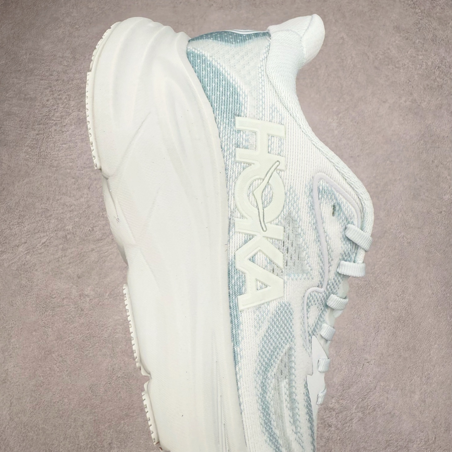 图片[6]-HOKA ONE ONE Clifton 克里夫顿10代专业性能减震公路跑步鞋 轻盈透气的针织网面和纱线的使用让鞋面更挺拔 增强鞋面的强度和支撑性能 搭配柔软的鞋舌 让双脚在舒适包裹中跑的更加畅快 全新泡棉中底 柔软的同时增强回弹性能 为不同跑者提供更平稳流畅的脚感 带来全面的缓冲保护 根据人体工程学设计的延长拉襟 后跟处弹软的海绵填充舒适固定 避免掉跟和摩擦 相比上一代光滑的内衬 Clifton 的内衬增强了摩擦力 避免双脚在鞋内滑动 尺码：36 36.5 37.5 38 38.5 39 40 40.5 41 42 42.5 43 44 44.5 45-选品中心