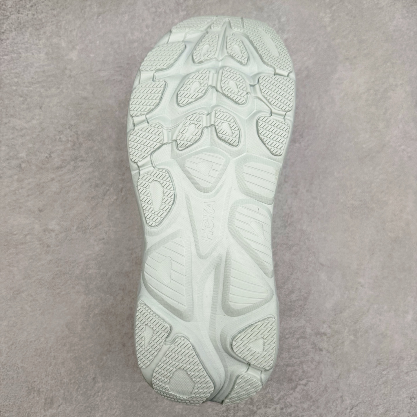 图片[9]-HOKA ONE ONE Clifton 克里夫顿10代专业性能减震公路跑步鞋 轻盈透气的针织网面和纱线的使用让鞋面更挺拔 增强鞋面的强度和支撑性能 搭配柔软的鞋舌 让双脚在舒适包裹中跑的更加畅快 全新泡棉中底 柔软的同时增强回弹性能 为不同跑者提供更平稳流畅的脚感 带来全面的缓冲保护 根据人体工程学设计的延长拉襟 后跟处弹软的海绵填充舒适固定 避免掉跟和摩擦 相比上一代光滑的内衬 Clifton 的内衬增强了摩擦力 避免双脚在鞋内滑动 尺码：36 36.5 37.5 38 38.5 39 40 40.5 41 42 42.5 43 44 44.5 45-选品中心