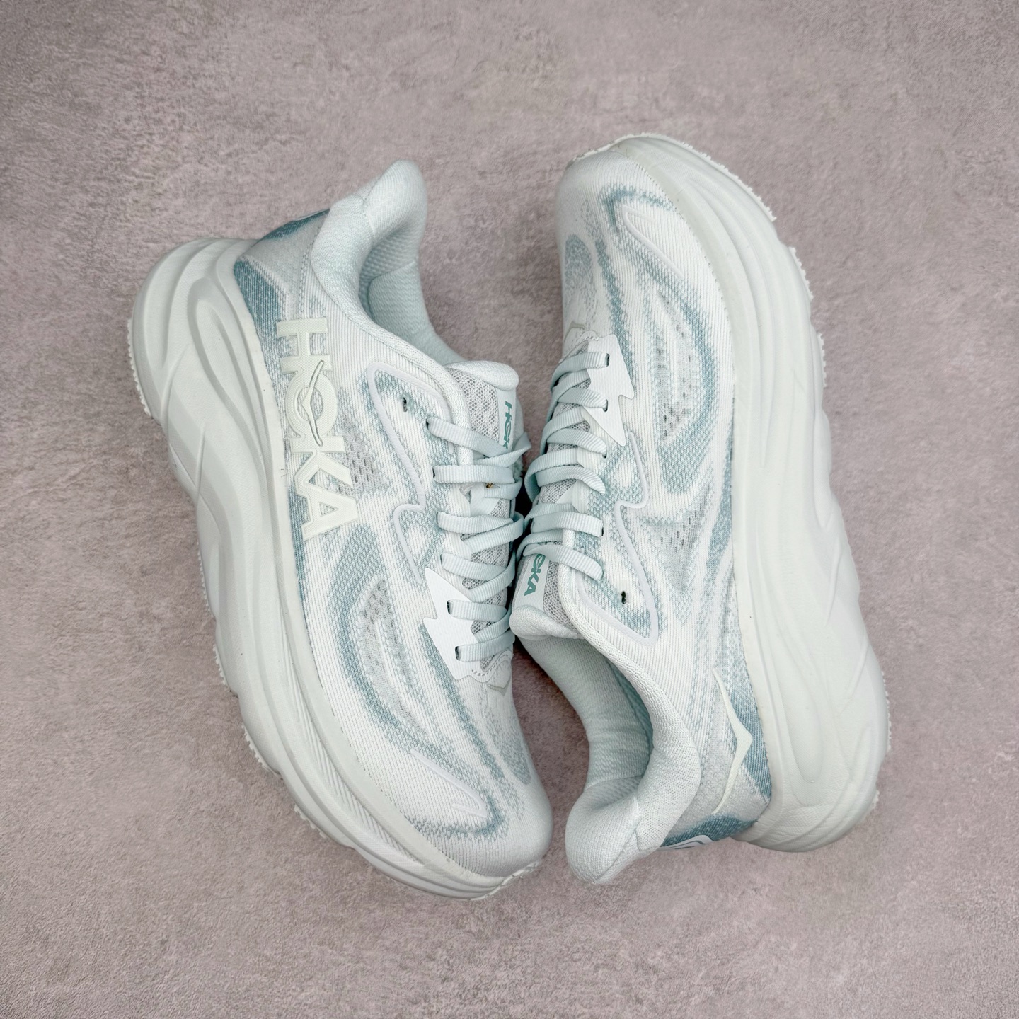 图片[3]-HOKA ONE ONE Clifton 克里夫顿10代专业性能减震公路跑步鞋 轻盈透气的针织网面和纱线的使用让鞋面更挺拔 增强鞋面的强度和支撑性能 搭配柔软的鞋舌 让双脚在舒适包裹中跑的更加畅快 全新泡棉中底 柔软的同时增强回弹性能 为不同跑者提供更平稳流畅的脚感 带来全面的缓冲保护 根据人体工程学设计的延长拉襟 后跟处弹软的海绵填充舒适固定 避免掉跟和摩擦 相比上一代光滑的内衬 Clifton 的内衬增强了摩擦力 避免双脚在鞋内滑动 尺码：36 36.5 37.5 38 38.5 39 40 40.5 41 42 42.5 43 44 44.5 45-选品中心