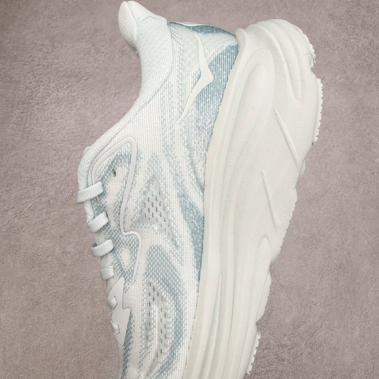 图片[7]-HOKA ONE ONE Clifton 克里夫顿10代专业性能减震公路跑步鞋 轻盈透气的针织网面和纱线的使用让鞋面更挺拔 增强鞋面的强度和支撑性能 搭配柔软的鞋舌 让双脚在舒适包裹中跑的更加畅快 全新泡棉中底 柔软的同时增强回弹性能 为不同跑者提供更平稳流畅的脚感 带来全面的缓冲保护 根据人体工程学设计的延长拉襟 后跟处弹软的海绵填充舒适固定 避免掉跟和摩擦 相比上一代光滑的内衬 Clifton 的内衬增强了摩擦力 避免双脚在鞋内滑动 尺码：36 36.5 37.5 38 38.5 39 40 40.5 41 42 42.5 43 44 44.5 45-选品中心