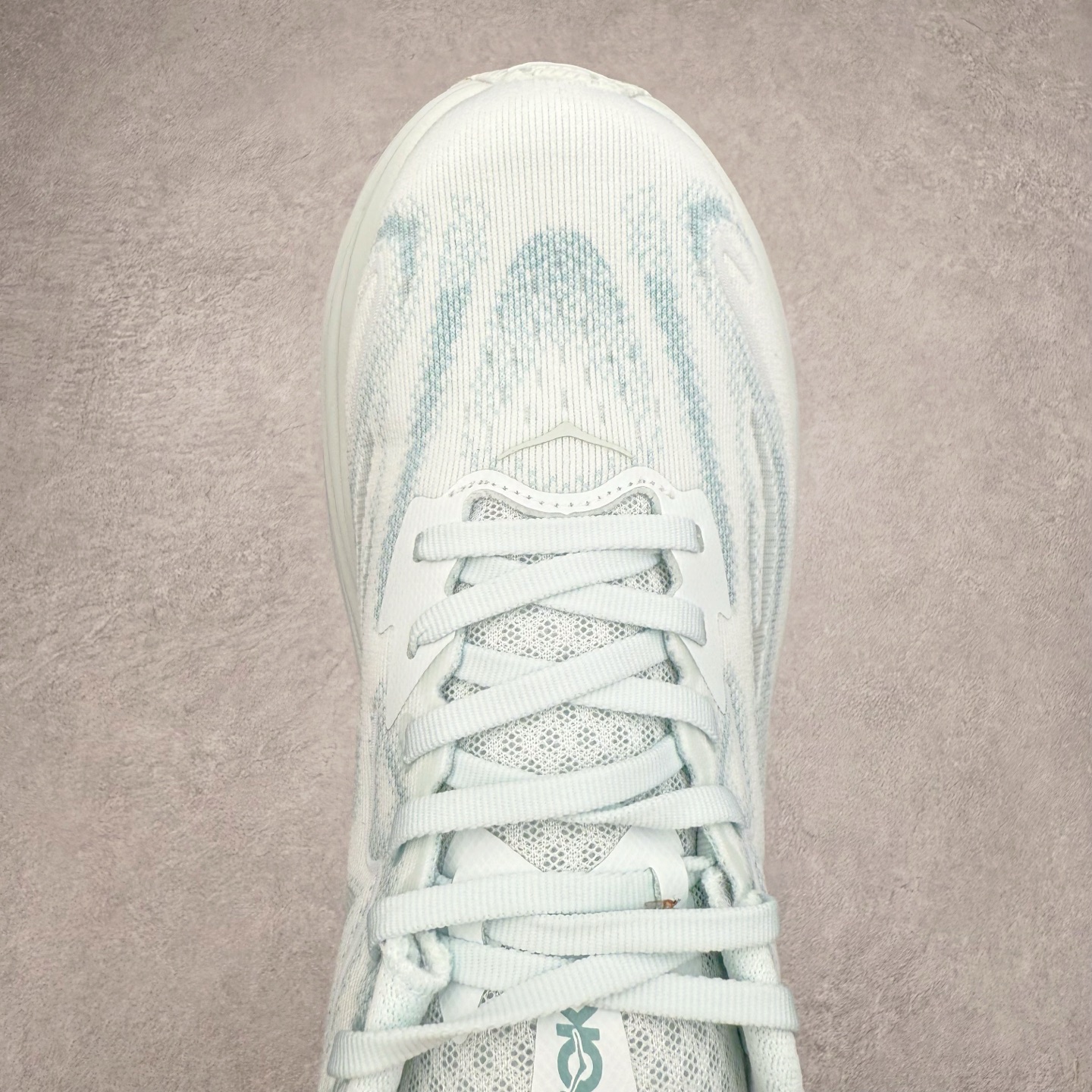 图片[4]-HOKA ONE ONE Clifton 克里夫顿10代专业性能减震公路跑步鞋 轻盈透气的针织网面和纱线的使用让鞋面更挺拔 增强鞋面的强度和支撑性能 搭配柔软的鞋舌 让双脚在舒适包裹中跑的更加畅快 全新泡棉中底 柔软的同时增强回弹性能 为不同跑者提供更平稳流畅的脚感 带来全面的缓冲保护 根据人体工程学设计的延长拉襟 后跟处弹软的海绵填充舒适固定 避免掉跟和摩擦 相比上一代光滑的内衬 Clifton 的内衬增强了摩擦力 避免双脚在鞋内滑动 尺码：36 36.5 37.5 38 38.5 39 40 40.5 41 42 42.5 43 44 44.5 45-选品中心