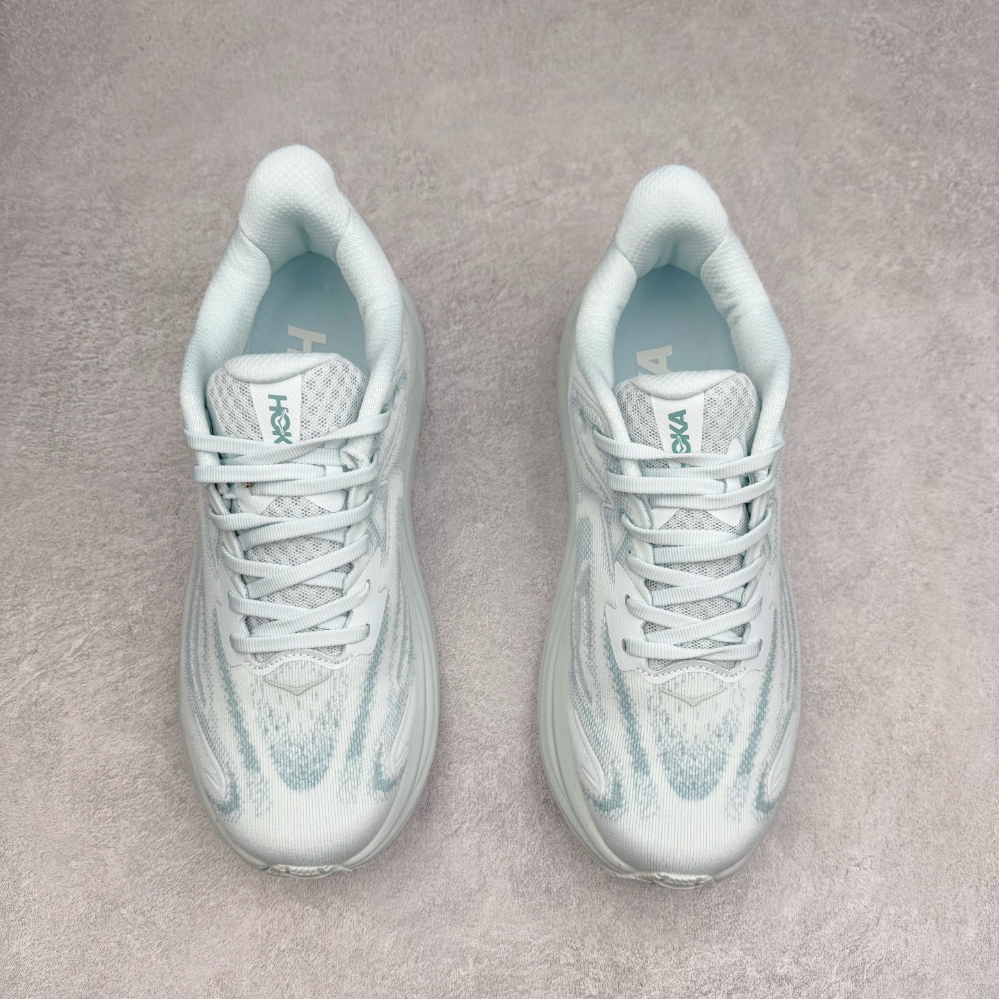 图片[2]-HOKA ONE ONE Clifton 克里夫顿10代专业性能减震公路跑步鞋 轻盈透气的针织网面和纱线的使用让鞋面更挺拔 增强鞋面的强度和支撑性能 搭配柔软的鞋舌 让双脚在舒适包裹中跑的更加畅快 全新泡棉中底 柔软的同时增强回弹性能 为不同跑者提供更平稳流畅的脚感 带来全面的缓冲保护 根据人体工程学设计的延长拉襟 后跟处弹软的海绵填充舒适固定 避免掉跟和摩擦 相比上一代光滑的内衬 Clifton 的内衬增强了摩擦力 避免双脚在鞋内滑动 尺码：36 36.5 37.5 38 38.5 39 40 40.5 41 42 42.5 43 44 44.5 45-选品中心