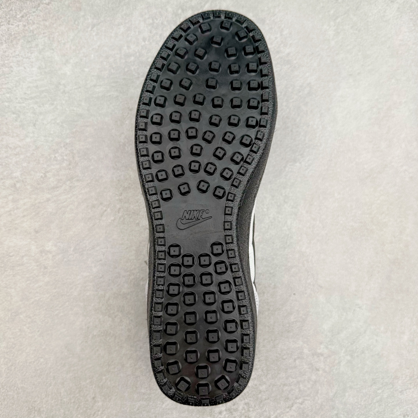 图片[9]-NK Field General 82 美式复古球鞋板鞋 随着复古球鞋文化的复兴 NK将这款曾于 80 年代问世的球鞋重新带回 引起大家的关注 在鞋面设计中融入粒面皮革和织物材质打造 之后再辅以标志性的华夫格纹路橡胶鞋底搭配 经典复刻配色见证 20 世纪 80 年代传奇球星征战赛场的精彩瞬间 尺码：36 36.5 37.5 38 38.5 39 40 40.5 41 42 42.5 43 44 44.5 45-选品中心