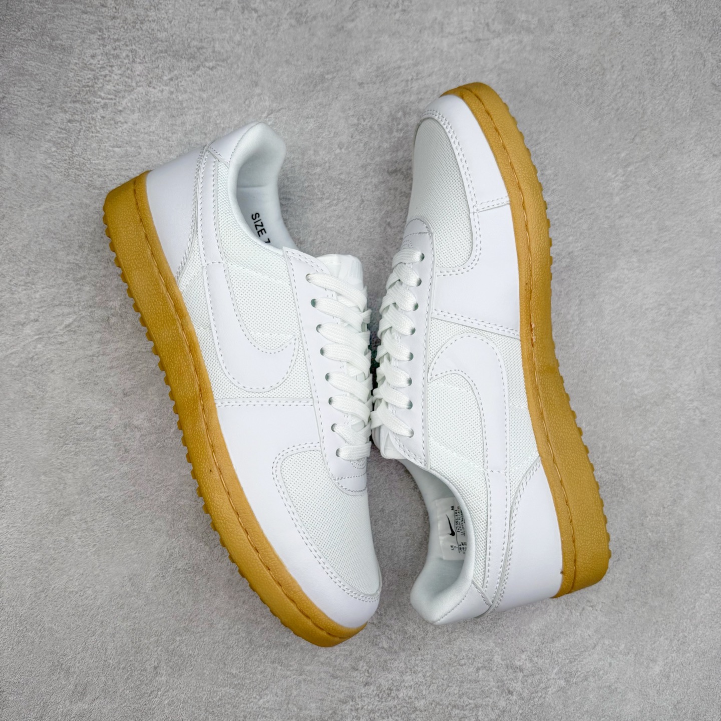 图片[3]-NK Field General 82 美式复古球鞋板鞋 随着复古球鞋文化的复兴 NK将这款曾于 80 年代问世的球鞋重新带回 引起大家的关注 在鞋面设计中融入粒面皮革和织物材质打造 之后再辅以标志性的华夫格纹路橡胶鞋底搭配 经典复刻配色见证 20 世纪 80 年代传奇球星征战赛场的精彩瞬间 尺码：36 36.5 37.5 38 38.5 39 40 40.5 41 42 42.5 43 44 44.5 45-选品中心