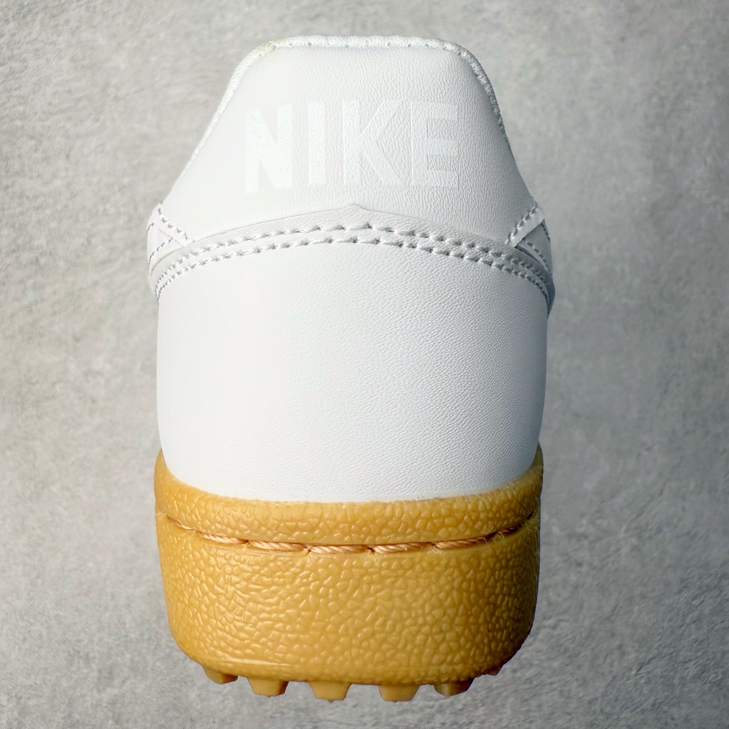 图片[8]-NK Field General 82 美式复古球鞋板鞋 随着复古球鞋文化的复兴 NK将这款曾于 80 年代问世的球鞋重新带回 引起大家的关注 在鞋面设计中融入粒面皮革和织物材质打造 之后再辅以标志性的华夫格纹路橡胶鞋底搭配 经典复刻配色见证 20 世纪 80 年代传奇球星征战赛场的精彩瞬间 尺码：36 36.5 37.5 38 38.5 39 40 40.5 41 42 42.5 43 44 44.5 45-选品中心