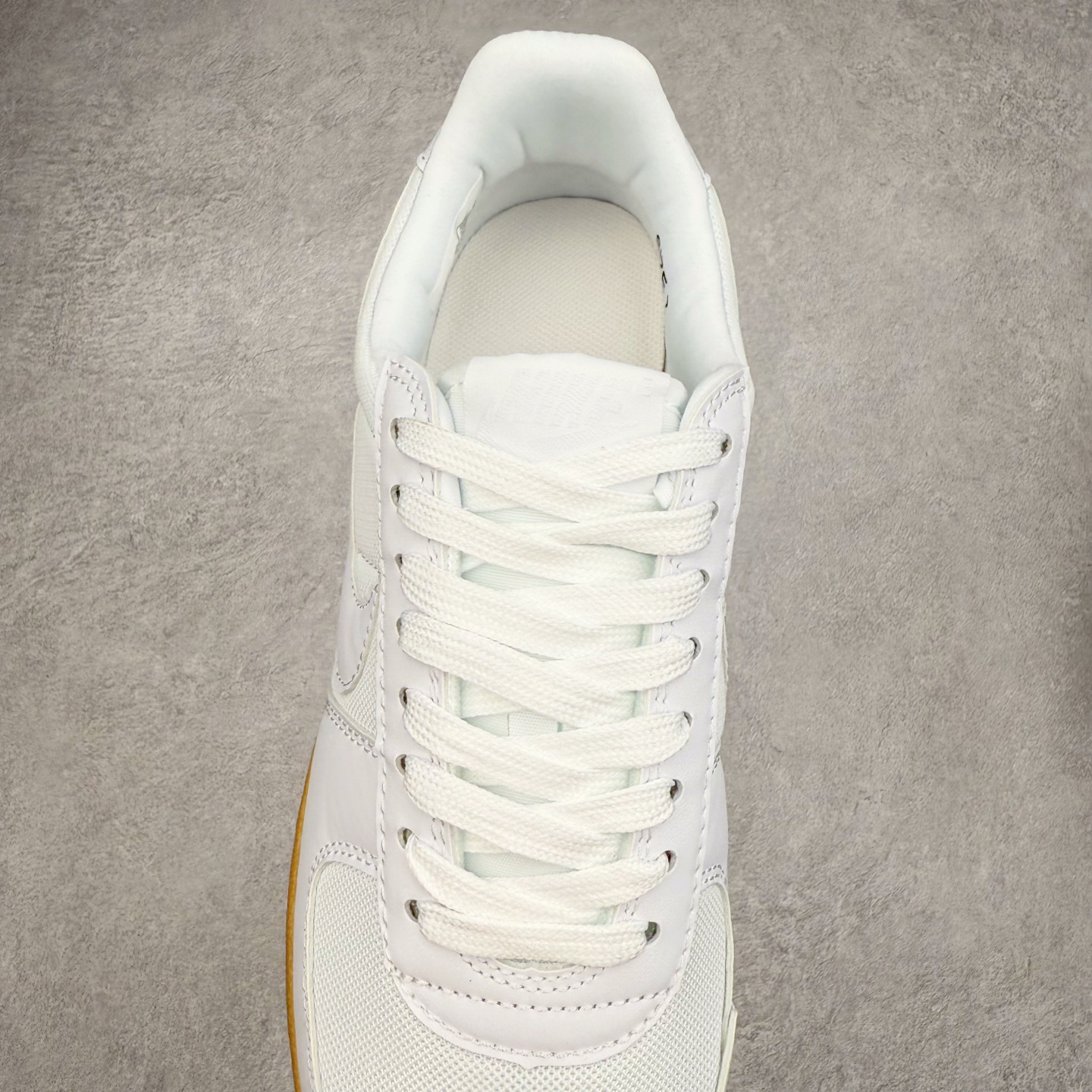 图片[5]-NK Field General 82 美式复古球鞋板鞋 随着复古球鞋文化的复兴 NK将这款曾于 80 年代问世的球鞋重新带回 引起大家的关注 在鞋面设计中融入粒面皮革和织物材质打造 之后再辅以标志性的华夫格纹路橡胶鞋底搭配 经典复刻配色见证 20 世纪 80 年代传奇球星征战赛场的精彩瞬间 尺码：36 36.5 37.5 38 38.5 39 40 40.5 41 42 42.5 43 44 44.5 45-选品中心