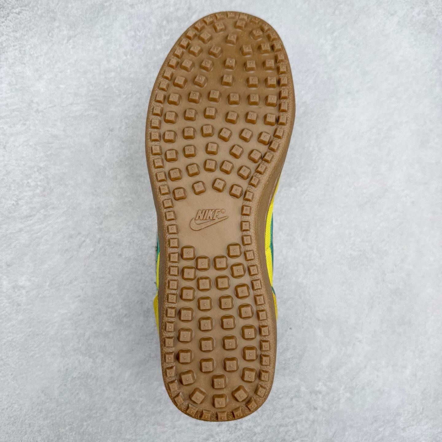 图片[9]-NK Field General 82 美式复古球鞋板鞋 随着复古球鞋文化的复兴 NK将这款曾于 80 年代问世的球鞋重新带回 引起大家的关注 在鞋面设计中融入粒面皮革和织物材质打造 之后再辅以标志性的华夫格纹路橡胶鞋底搭配 经典复刻配色见证 20 世纪 80 年代传奇球星征战赛场的精彩瞬间 尺码：36 36.5 37.5 38 38.5 39 40 40.5 41 42 42.5 43 44 44.5 45-选品中心