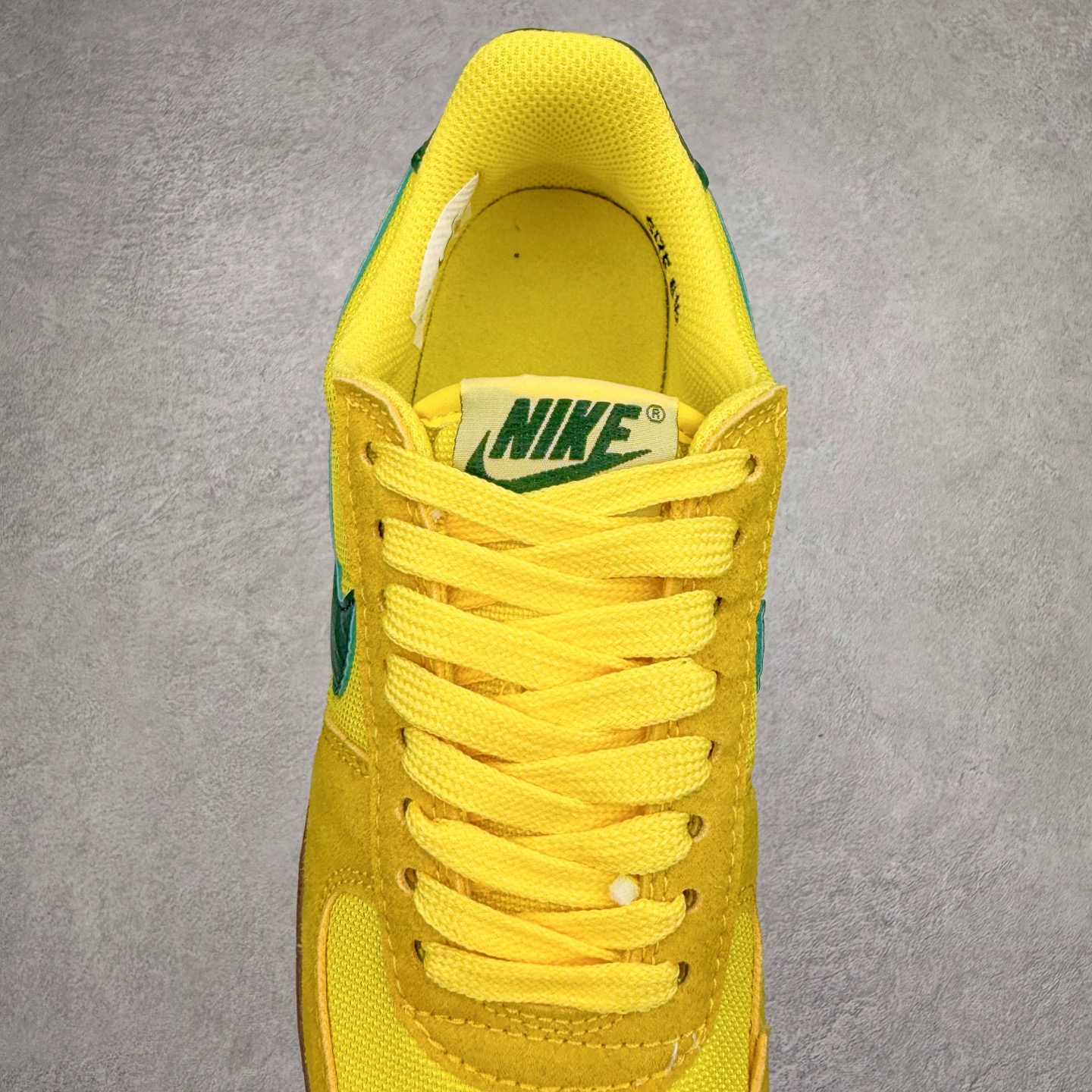 图片[5]-NK Field General 82 美式复古球鞋板鞋 随着复古球鞋文化的复兴 NK将这款曾于 80 年代问世的球鞋重新带回 引起大家的关注 在鞋面设计中融入粒面皮革和织物材质打造 之后再辅以标志性的华夫格纹路橡胶鞋底搭配 经典复刻配色见证 20 世纪 80 年代传奇球星征战赛场的精彩瞬间 尺码：36 36.5 37.5 38 38.5 39 40 40.5 41 42 42.5 43 44 44.5 45-选品中心