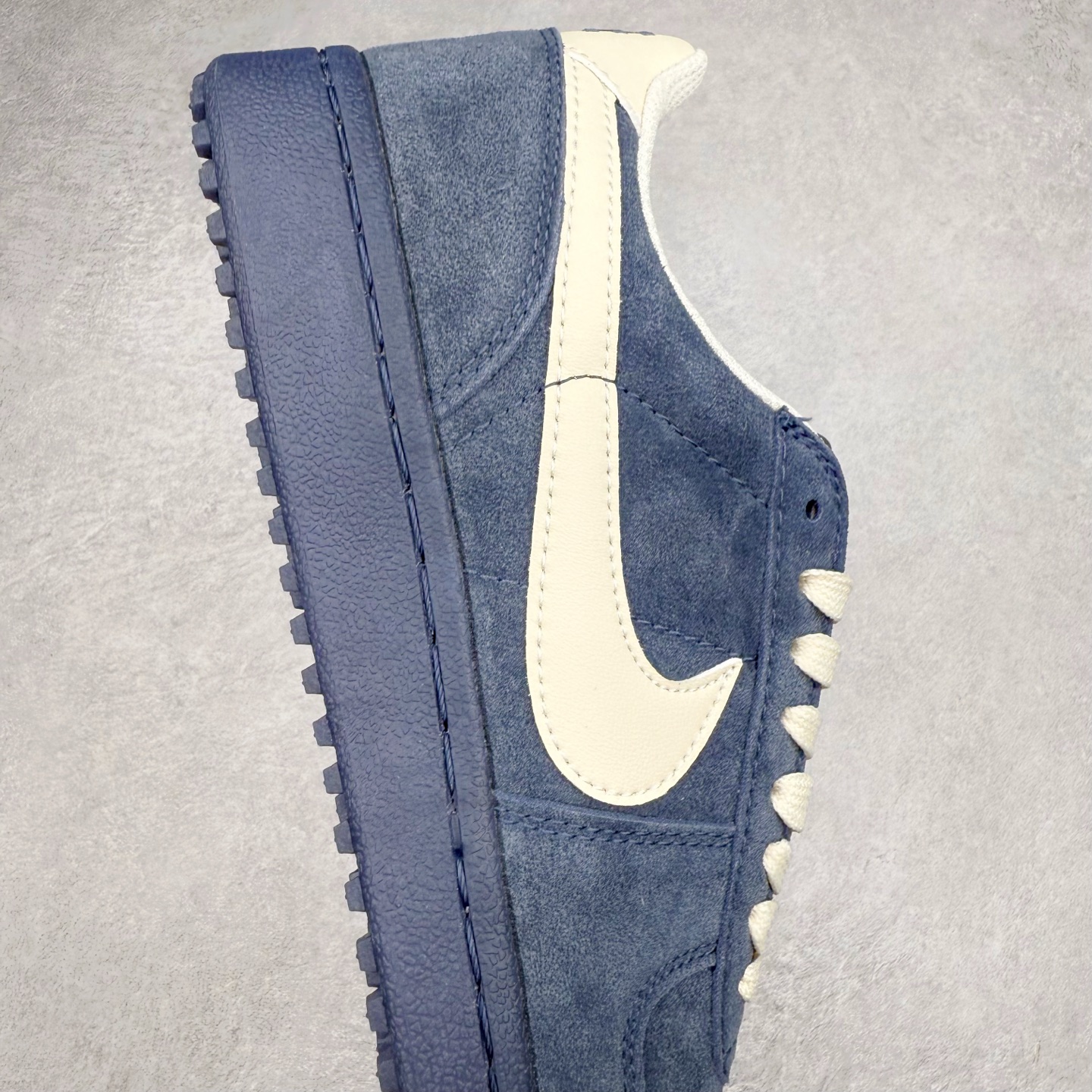 图片[6]-NK Field General 82 美式复古球鞋板鞋 随着复古球鞋文化的复兴 NK将这款曾于 80 年代问世的球鞋重新带回 引起大家的关注 在鞋面设计中融入粒面皮革和织物材质打造 之后再辅以标志性的华夫格纹路橡胶鞋底搭配 经典复刻配色见证 20 世纪 80 年代传奇球星征战赛场的精彩瞬间 尺码：36 36.5 37.5 38 38.5 39 40 40.5 41 42 42.5 43 44 44.5 45-选品中心