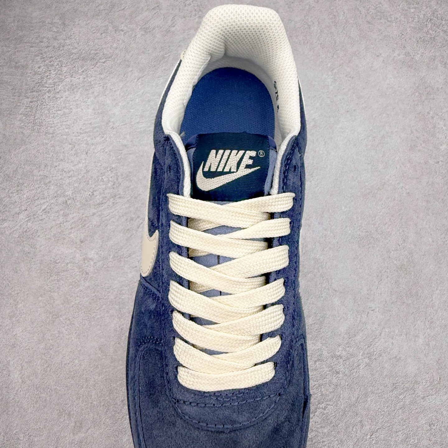 图片[5]-NK Field General 82 美式复古球鞋板鞋 随着复古球鞋文化的复兴 NK将这款曾于 80 年代问世的球鞋重新带回 引起大家的关注 在鞋面设计中融入粒面皮革和织物材质打造 之后再辅以标志性的华夫格纹路橡胶鞋底搭配 经典复刻配色见证 20 世纪 80 年代传奇球星征战赛场的精彩瞬间 尺码：36 36.5 37.5 38 38.5 39 40 40.5 41 42 42.5 43 44 44.5 45-选品中心