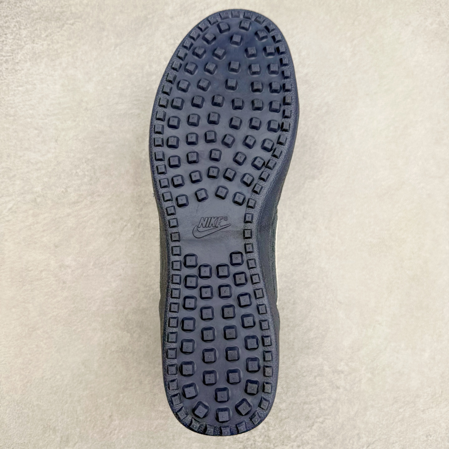 图片[9]-NK Field General 82 美式复古球鞋板鞋 随着复古球鞋文化的复兴 NK将这款曾于 80 年代问世的球鞋重新带回 引起大家的关注 在鞋面设计中融入粒面皮革和织物材质打造 之后再辅以标志性的华夫格纹路橡胶鞋底搭配 经典复刻配色见证 20 世纪 80 年代传奇球星征战赛场的精彩瞬间 尺码：36 36.5 37.5 38 38.5 39 40 40.5 41 42 42.5 43 44 44.5 45-选品中心