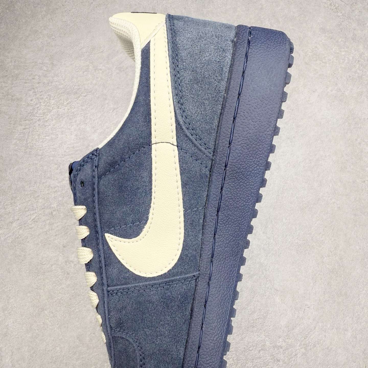 图片[7]-NK Field General 82 美式复古球鞋板鞋 随着复古球鞋文化的复兴 NK将这款曾于 80 年代问世的球鞋重新带回 引起大家的关注 在鞋面设计中融入粒面皮革和织物材质打造 之后再辅以标志性的华夫格纹路橡胶鞋底搭配 经典复刻配色见证 20 世纪 80 年代传奇球星征战赛场的精彩瞬间 尺码：36 36.5 37.5 38 38.5 39 40 40.5 41 42 42.5 43 44 44.5 45-选品中心