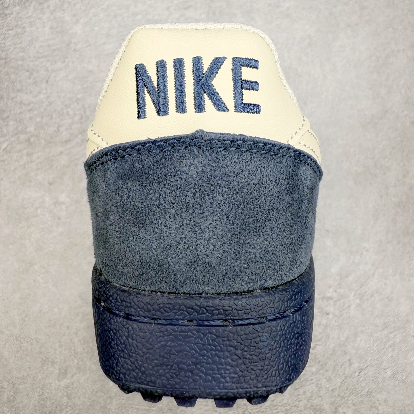 图片[8]-NK Field General 82 美式复古球鞋板鞋 随着复古球鞋文化的复兴 NK将这款曾于 80 年代问世的球鞋重新带回 引起大家的关注 在鞋面设计中融入粒面皮革和织物材质打造 之后再辅以标志性的华夫格纹路橡胶鞋底搭配 经典复刻配色见证 20 世纪 80 年代传奇球星征战赛场的精彩瞬间 尺码：36 36.5 37.5 38 38.5 39 40 40.5 41 42 42.5 43 44 44.5 45-选品中心