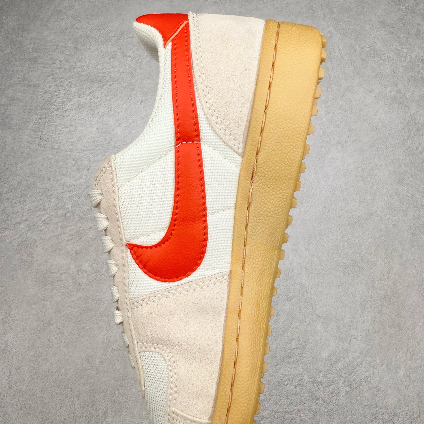 图片[7]-NK Field General 82 美式复古球鞋板鞋 随着复古球鞋文化的复兴 NK将这款曾于 80 年代问世的球鞋重新带回 引起大家的关注 在鞋面设计中融入粒面皮革和织物材质打造 之后再辅以标志性的华夫格纹路橡胶鞋底搭配 经典复刻配色见证 20 世纪 80 年代传奇球星征战赛场的精彩瞬间 尺码：36 36.5 37.5 38 38.5 39 40 40.5 41 42 42.5 43 44 44.5 45-选品中心