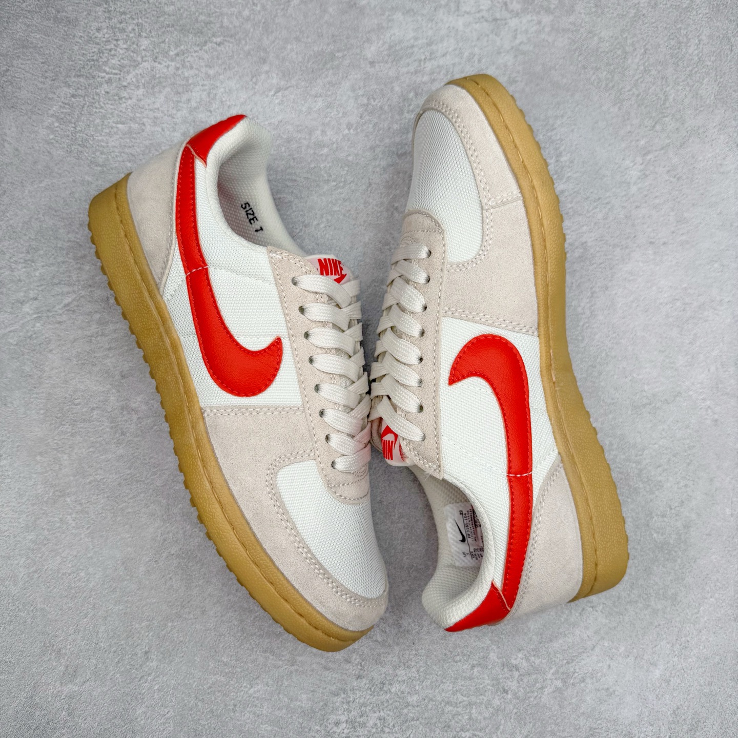 图片[3]-NK Field General 82 美式复古球鞋板鞋 随着复古球鞋文化的复兴 NK将这款曾于 80 年代问世的球鞋重新带回 引起大家的关注 在鞋面设计中融入粒面皮革和织物材质打造 之后再辅以标志性的华夫格纹路橡胶鞋底搭配 经典复刻配色见证 20 世纪 80 年代传奇球星征战赛场的精彩瞬间 尺码：36 36.5 37.5 38 38.5 39 40 40.5 41 42 42.5 43 44 44.5 45-选品中心