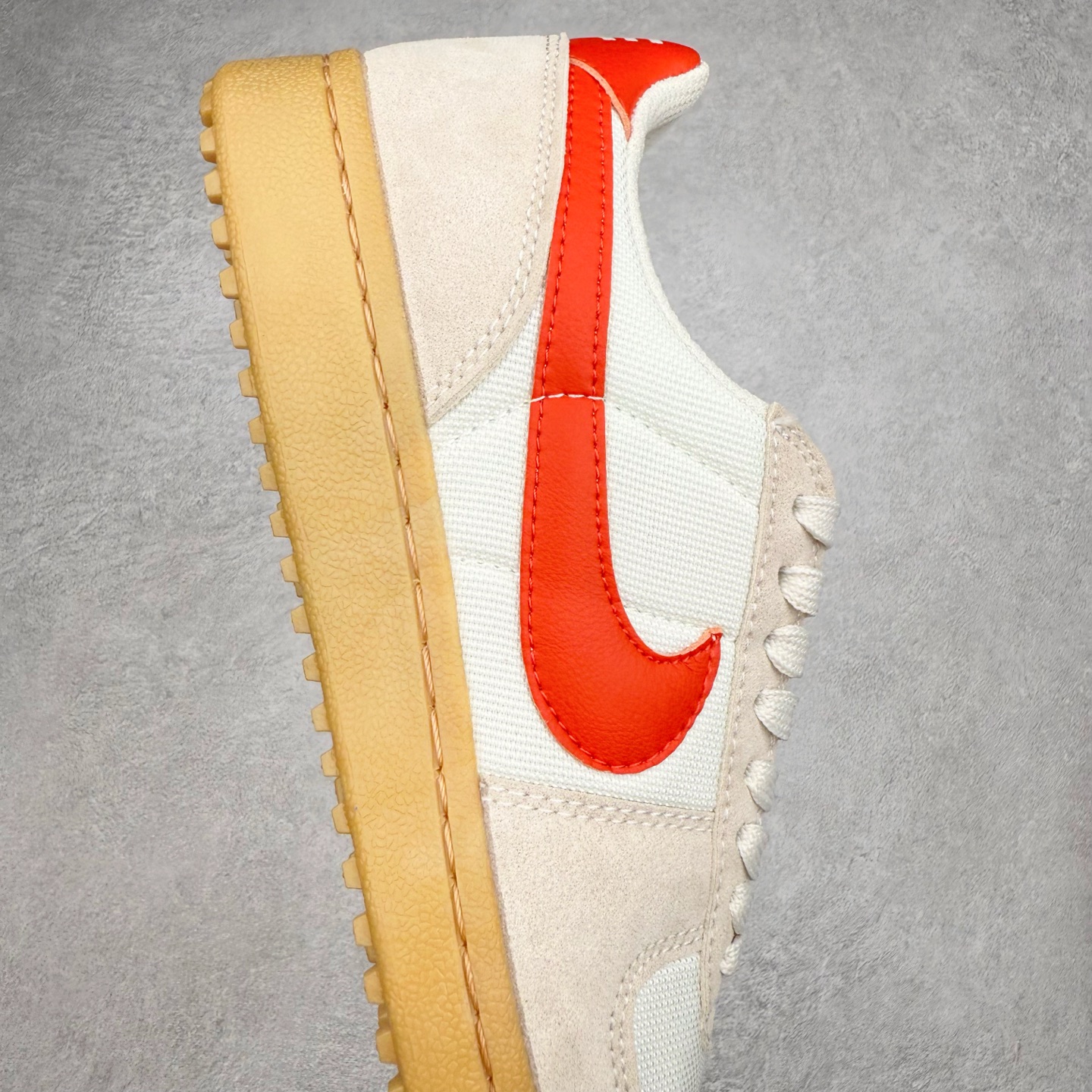 图片[6]-NK Field General 82 美式复古球鞋板鞋 随着复古球鞋文化的复兴 NK将这款曾于 80 年代问世的球鞋重新带回 引起大家的关注 在鞋面设计中融入粒面皮革和织物材质打造 之后再辅以标志性的华夫格纹路橡胶鞋底搭配 经典复刻配色见证 20 世纪 80 年代传奇球星征战赛场的精彩瞬间 尺码：36 36.5 37.5 38 38.5 39 40 40.5 41 42 42.5 43 44 44.5 45-选品中心