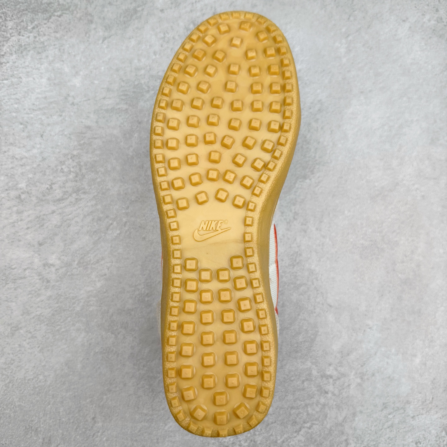 图片[9]-NK Field General 82 美式复古球鞋板鞋 随着复古球鞋文化的复兴 NK将这款曾于 80 年代问世的球鞋重新带回 引起大家的关注 在鞋面设计中融入粒面皮革和织物材质打造 之后再辅以标志性的华夫格纹路橡胶鞋底搭配 经典复刻配色见证 20 世纪 80 年代传奇球星征战赛场的精彩瞬间 尺码：36 36.5 37.5 38 38.5 39 40 40.5 41 42 42.5 43 44 44.5 45-选品中心