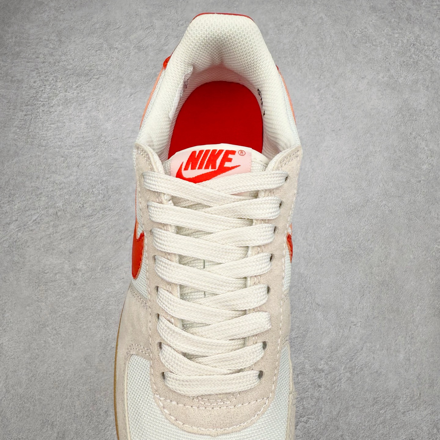 图片[5]-NK Field General 82 美式复古球鞋板鞋 随着复古球鞋文化的复兴 NK将这款曾于 80 年代问世的球鞋重新带回 引起大家的关注 在鞋面设计中融入粒面皮革和织物材质打造 之后再辅以标志性的华夫格纹路橡胶鞋底搭配 经典复刻配色见证 20 世纪 80 年代传奇球星征战赛场的精彩瞬间 尺码：36 36.5 37.5 38 38.5 39 40 40.5 41 42 42.5 43 44 44.5 45-选品中心