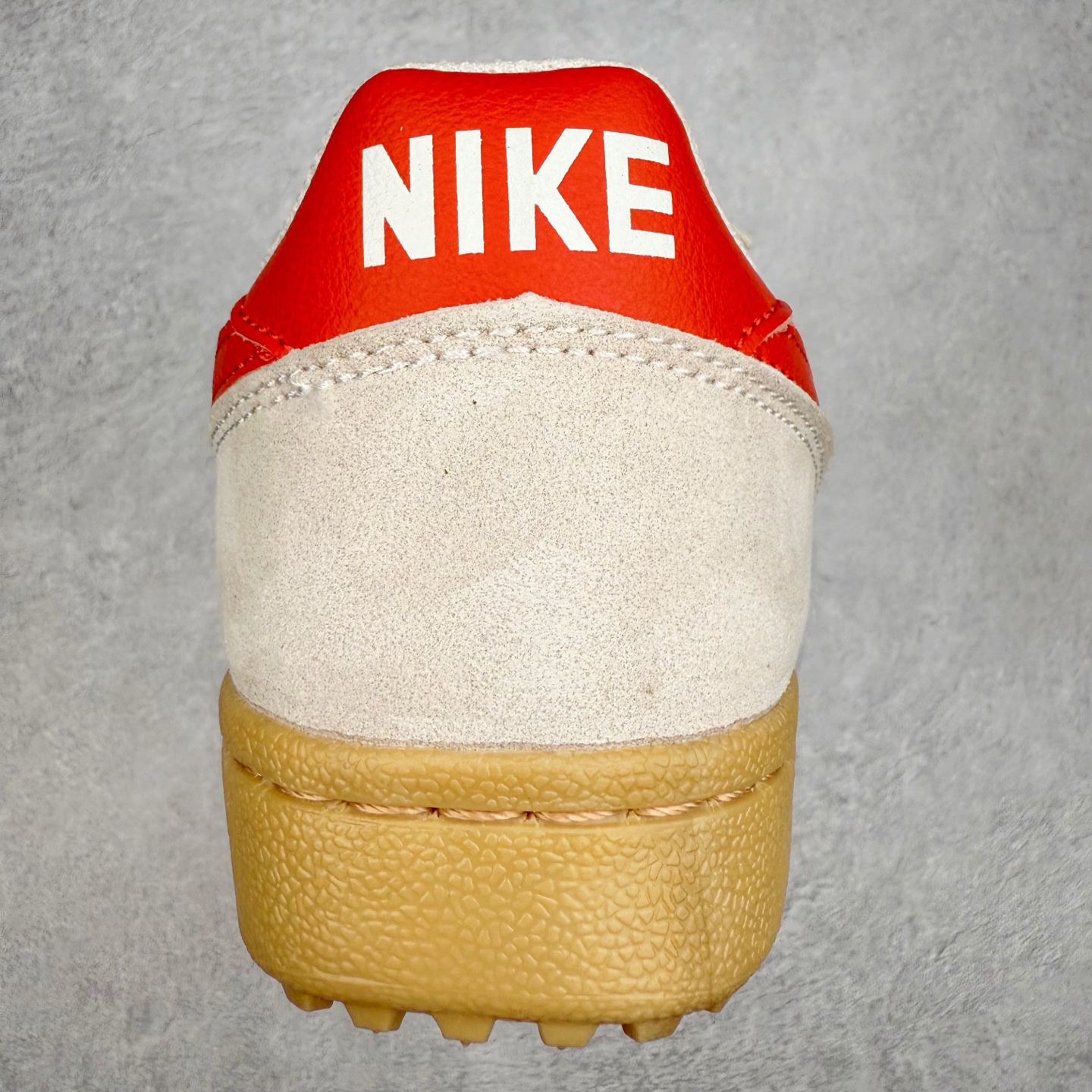 图片[8]-NK Field General 82 美式复古球鞋板鞋 随着复古球鞋文化的复兴 NK将这款曾于 80 年代问世的球鞋重新带回 引起大家的关注 在鞋面设计中融入粒面皮革和织物材质打造 之后再辅以标志性的华夫格纹路橡胶鞋底搭配 经典复刻配色见证 20 世纪 80 年代传奇球星征战赛场的精彩瞬间 尺码：36 36.5 37.5 38 38.5 39 40 40.5 41 42 42.5 43 44 44.5 45-选品中心