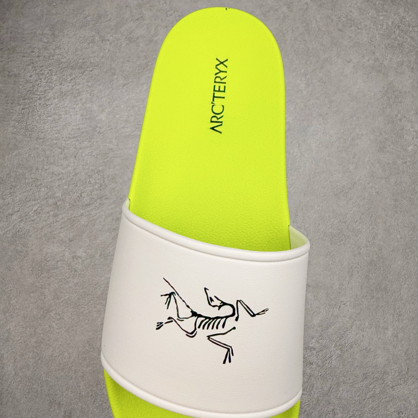 图片[5]-＃HP Arcteryx SYLAN 始祖鸟舒适防滑防磨一字拖鞋 男女同款 Arcteryx中文名始祖鸟 加拿大户外服饰品牌 1989年创立于加拿大温哥华 始祖鸟来自加拿大海岸山脉 植根高山的专业户外品牌 始终秉承对精湛设计和工艺孜孜以求的准则 从1989年创立至今 Arcteryx始终不断在产品设计与做工上不惜工本 以满足始祖鸟的标准 品质、设计以及精简的理念造就了其良好的性能 并能满足严苛环境下的使用需求 尺码：39 40 41 42 43 44 45-选品中心