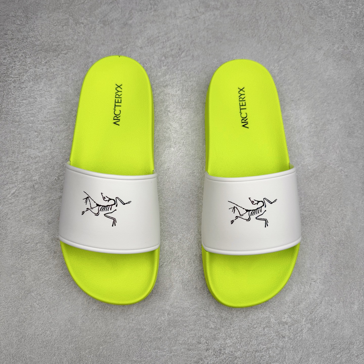 图片[2]-＃HP Arcteryx SYLAN 始祖鸟舒适防滑防磨一字拖鞋 男女同款 Arcteryx中文名始祖鸟 加拿大户外服饰品牌 1989年创立于加拿大温哥华 始祖鸟来自加拿大海岸山脉 植根高山的专业户外品牌 始终秉承对精湛设计和工艺孜孜以求的准则 从1989年创立至今 Arcteryx始终不断在产品设计与做工上不惜工本 以满足始祖鸟的标准 品质、设计以及精简的理念造就了其良好的性能 并能满足严苛环境下的使用需求 尺码：39 40 41 42 43 44 45-选品中心