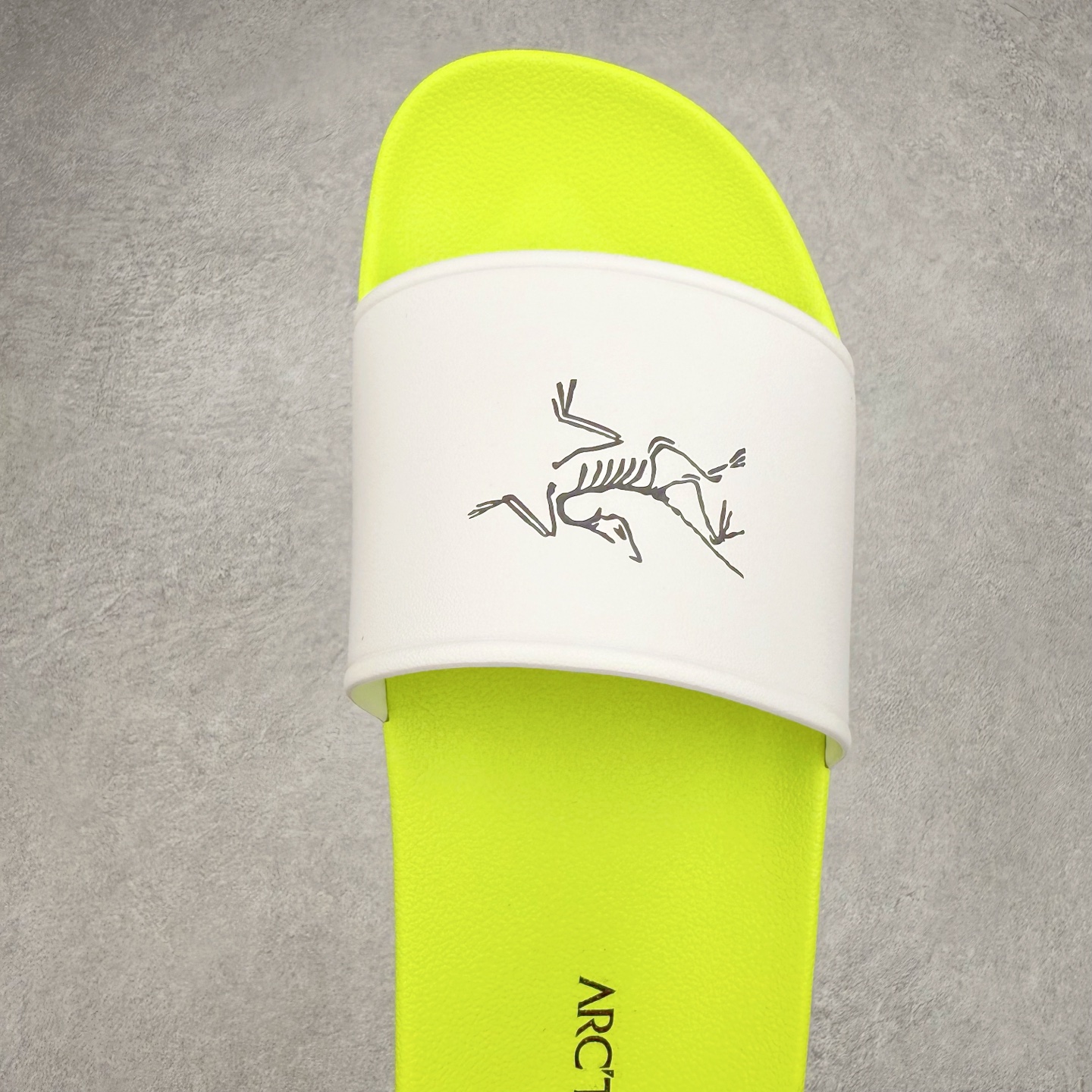 图片[4]-＃HP Arcteryx SYLAN 始祖鸟舒适防滑防磨一字拖鞋 男女同款 Arcteryx中文名始祖鸟 加拿大户外服饰品牌 1989年创立于加拿大温哥华 始祖鸟来自加拿大海岸山脉 植根高山的专业户外品牌 始终秉承对精湛设计和工艺孜孜以求的准则 从1989年创立至今 Arcteryx始终不断在产品设计与做工上不惜工本 以满足始祖鸟的标准 品质、设计以及精简的理念造就了其良好的性能 并能满足严苛环境下的使用需求 尺码：39 40 41 42 43 44 45-选品中心