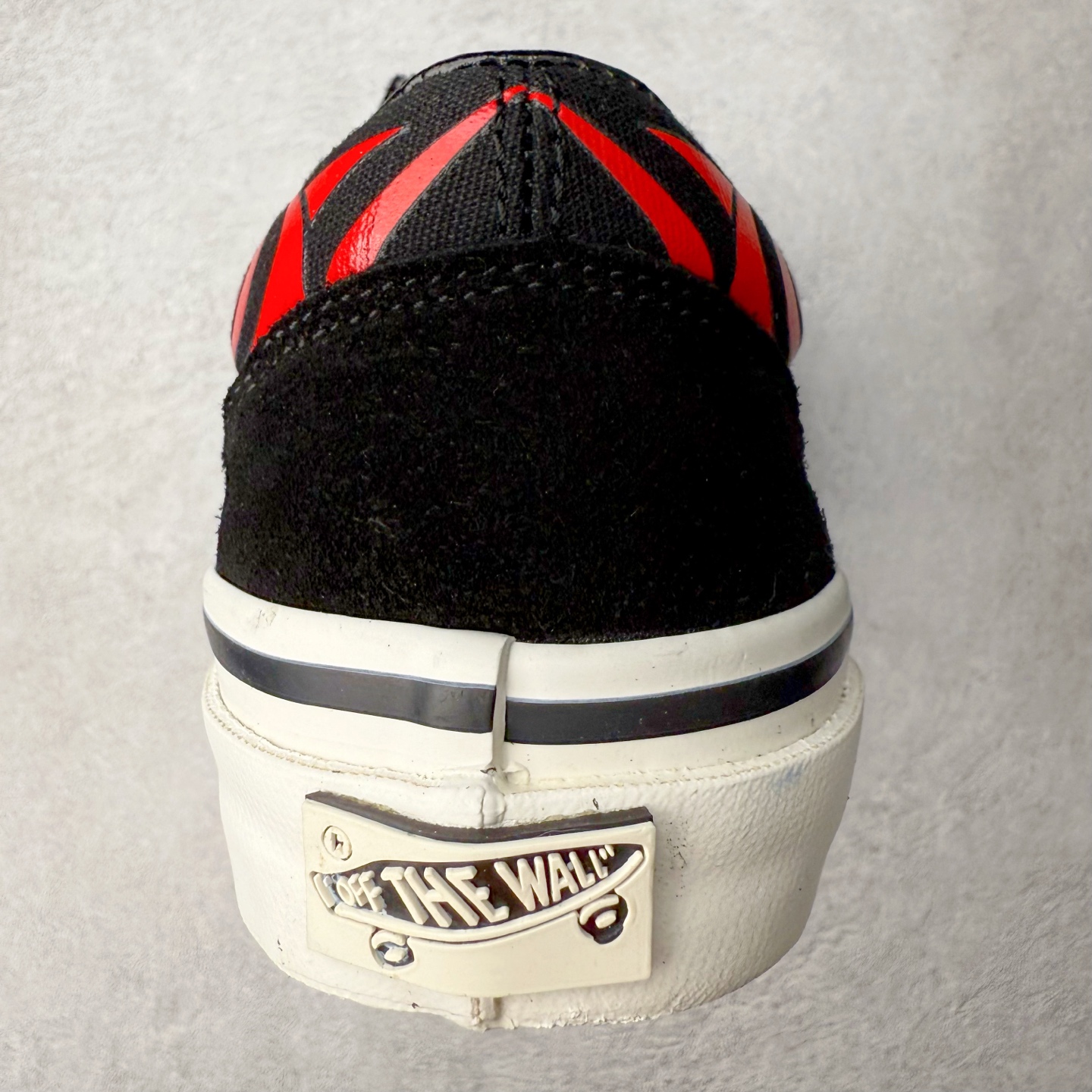 图片[8]-Vans Premium Old Skool 舒适百搭 防滑减震 休闲硫化板鞋 鞋款以黑色作为主调，神秘深邃，奠定酷感基调；明艳的黄色与热烈的红色巧妙点缀，像街头涂鸦般充满活力，碰撞出强烈的视觉冲击。 货号：VN000D56458 货号：VN000D56MCG 尺码： 35 36 36.5 37 38 38.5 39 40 40.5 41 42 42.5 43 44 45-选品中心