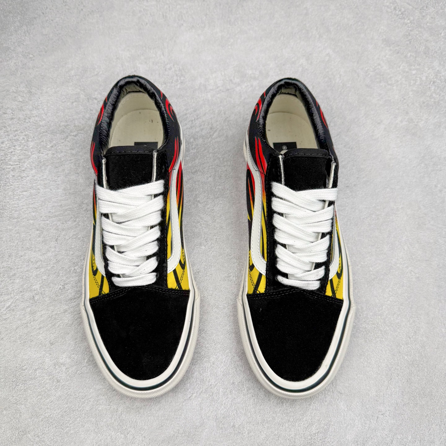 图片[2]-Vans Premium Old Skool 舒适百搭 防滑减震 休闲硫化板鞋 鞋款以黑色作为主调，神秘深邃，奠定酷感基调；明艳的黄色与热烈的红色巧妙点缀，像街头涂鸦般充满活力，碰撞出强烈的视觉冲击。 货号：VN000D56458 货号：VN000D56MCG 尺码： 35 36 36.5 37 38 38.5 39 40 40.5 41 42 42.5 43 44 45-选品中心