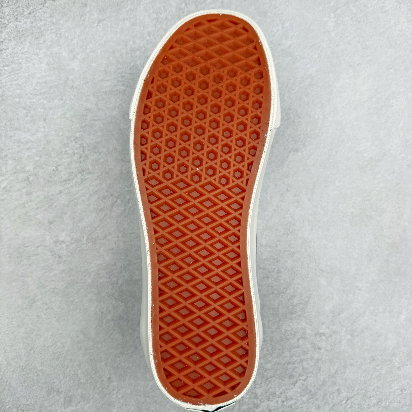 图片[9]-Vans Premium Old Skool 舒适百搭 防滑减震 休闲硫化板鞋 鞋款以黑色作为主调，神秘深邃，奠定酷感基调；明艳的黄色与热烈的红色巧妙点缀，像街头涂鸦般充满活力，碰撞出强烈的视觉冲击。 货号：VN000D56458 货号：VN000D56MCG 尺码： 35 36 36.5 37 38 38.5 39 40 40.5 41 42 42.5 43 44 45-选品中心