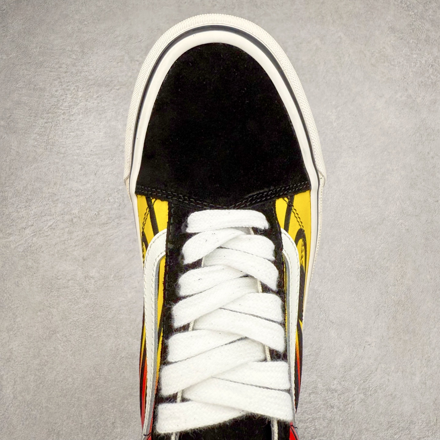 图片[4]-Vans Premium Old Skool 舒适百搭 防滑减震 休闲硫化板鞋 鞋款以黑色作为主调，神秘深邃，奠定酷感基调；明艳的黄色与热烈的红色巧妙点缀，像街头涂鸦般充满活力，碰撞出强烈的视觉冲击。 货号：VN000D56458 货号：VN000D56MCG 尺码： 35 36 36.5 37 38 38.5 39 40 40.5 41 42 42.5 43 44 45-选品中心