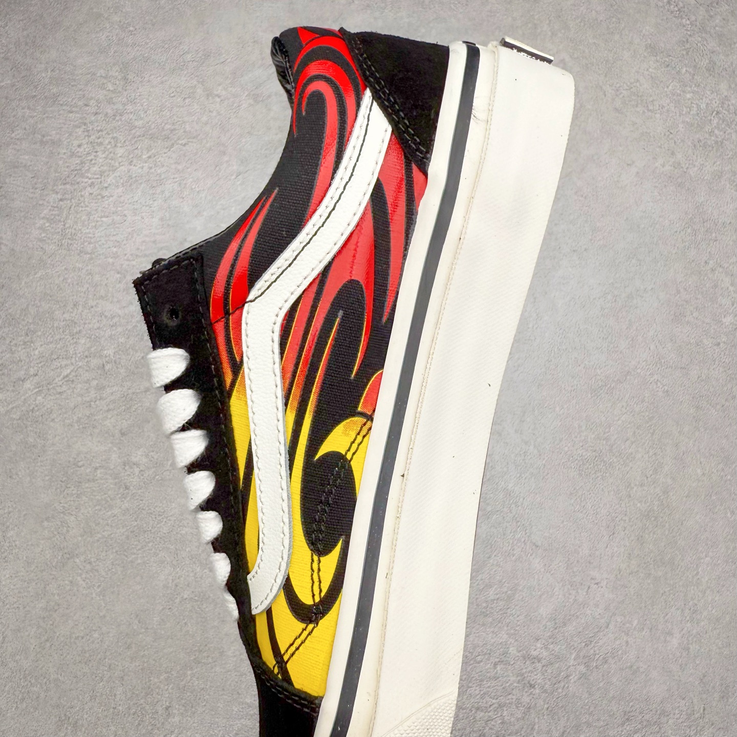 图片[7]-Vans Premium Old Skool 舒适百搭 防滑减震 休闲硫化板鞋 鞋款以黑色作为主调，神秘深邃，奠定酷感基调；明艳的黄色与热烈的红色巧妙点缀，像街头涂鸦般充满活力，碰撞出强烈的视觉冲击。 货号：VN000D56458 货号：VN000D56MCG 尺码： 35 36 36.5 37 38 38.5 39 40 40.5 41 42 42.5 43 44 45-选品中心