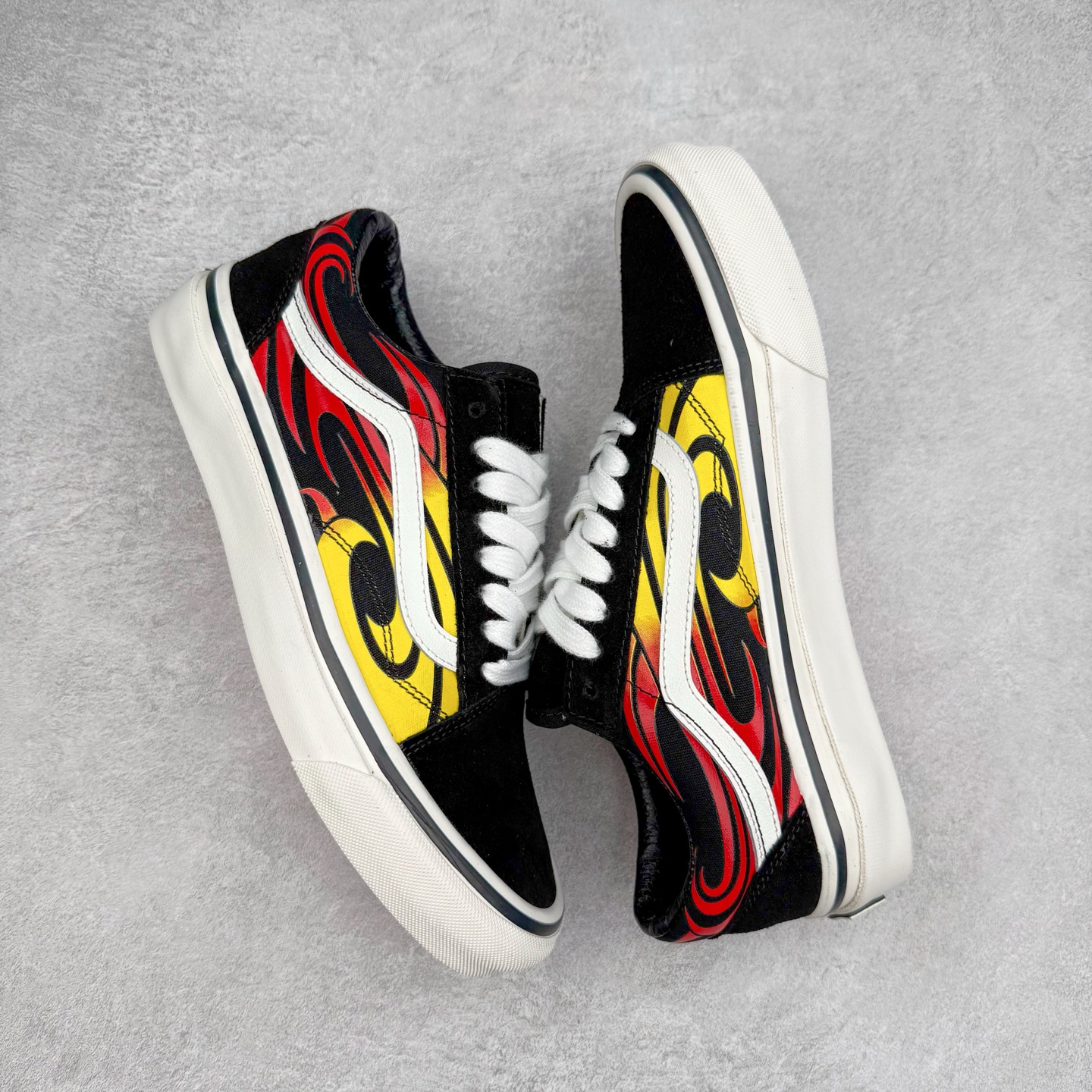 图片[3]-Vans Premium Old Skool 舒适百搭 防滑减震 休闲硫化板鞋 鞋款以黑色作为主调，神秘深邃，奠定酷感基调；明艳的黄色与热烈的红色巧妙点缀，像街头涂鸦般充满活力，碰撞出强烈的视觉冲击。 货号：VN000D56458 货号：VN000D56MCG 尺码： 35 36 36.5 37 38 38.5 39 40 40.5 41 42 42.5 43 44 45-选品中心